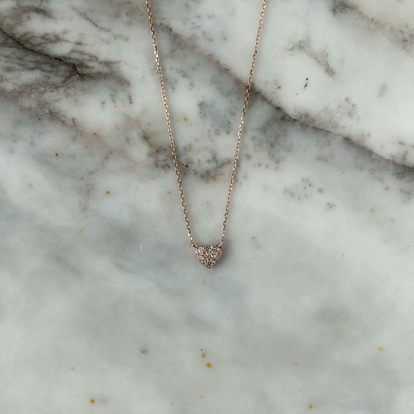 Collar en oro rosado 14k con corazón de diamantes 0.05ctw
