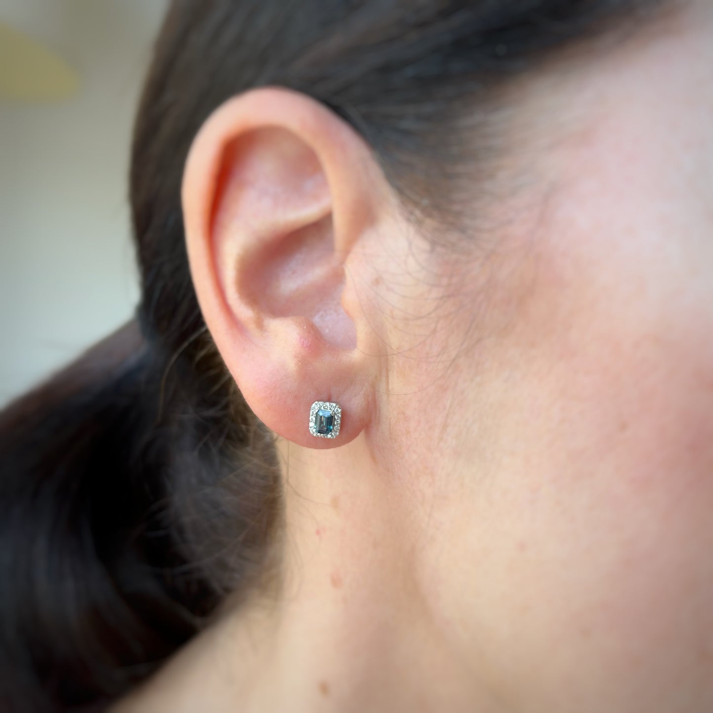 Aretes en oro blanco 10k con topacio London blue rectangular y halo de diamantes 0.10ctw