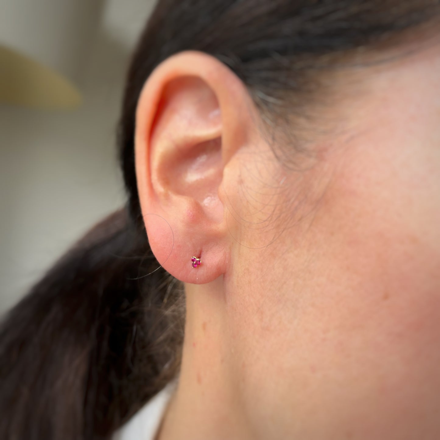 Aretes mini de 3 rubíes en oro amarillo 14k