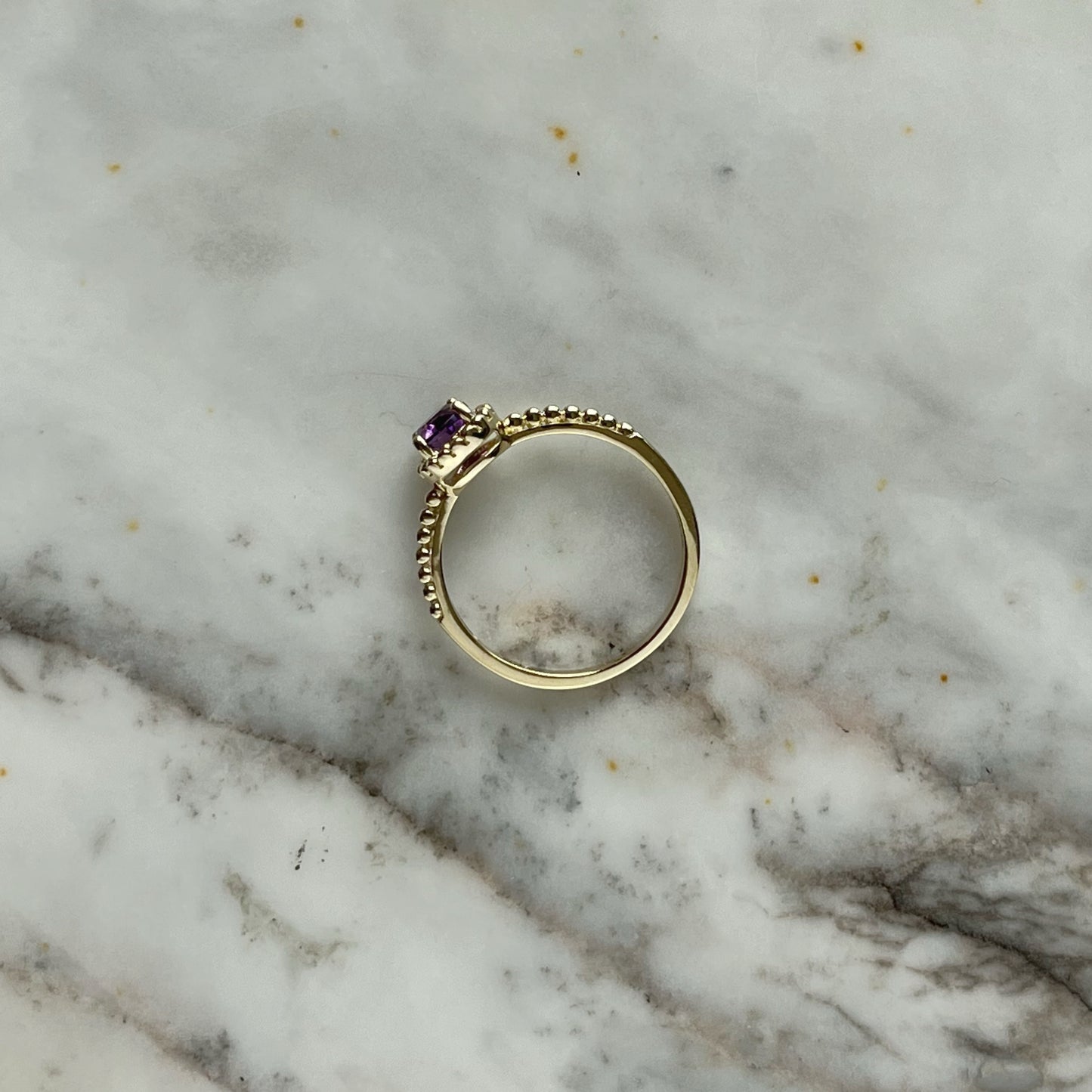 Anillo en oro amarillo 10k de bolitas y amatista