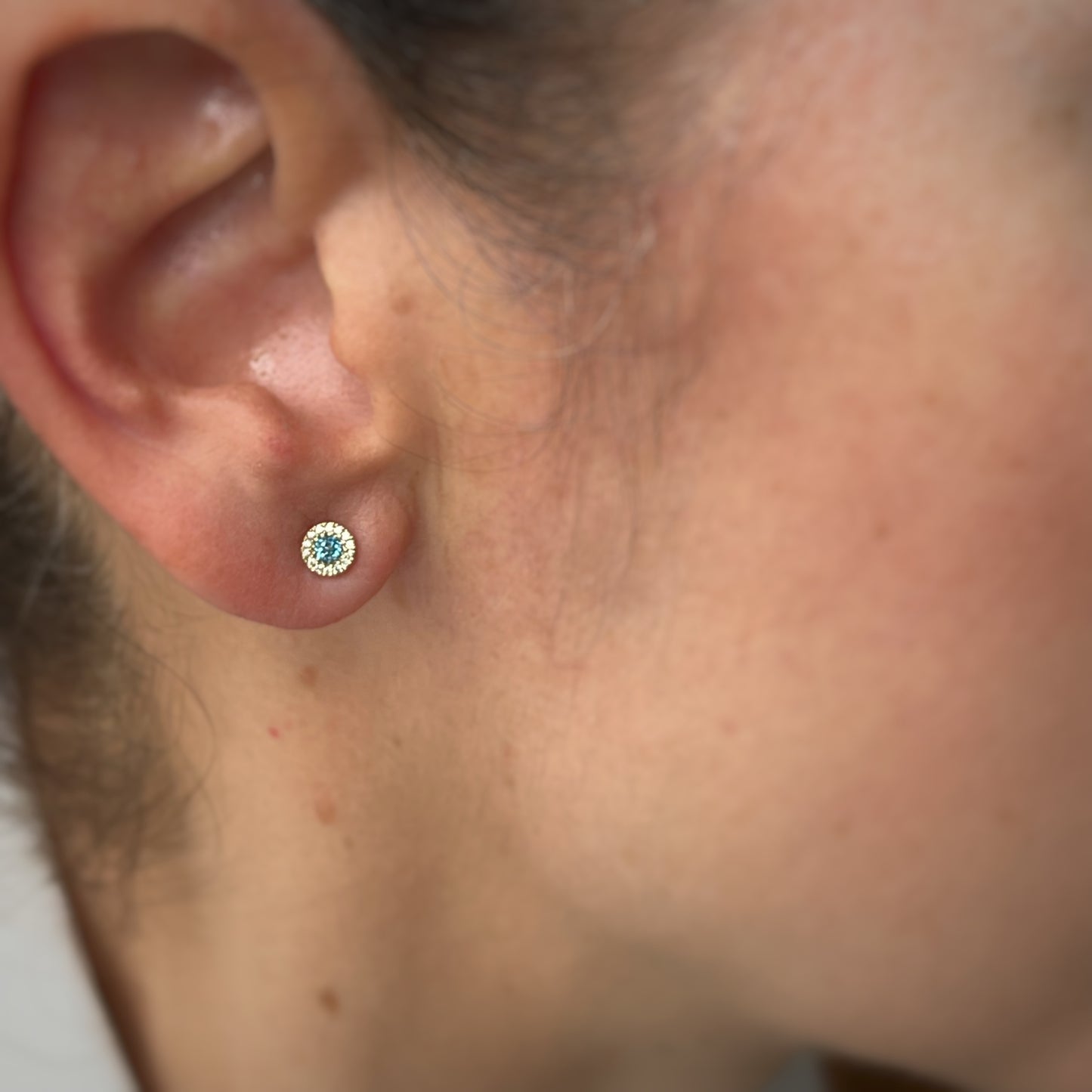 Aretes redondos en oro amarillo 10k con topacio y halo de diamantes 0.05ctw