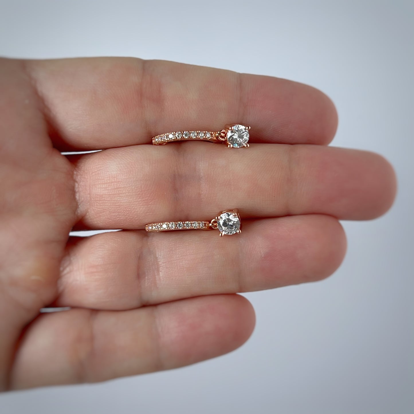 Argollas en plata con baño de oro rosa y circonitas con circonita colgante