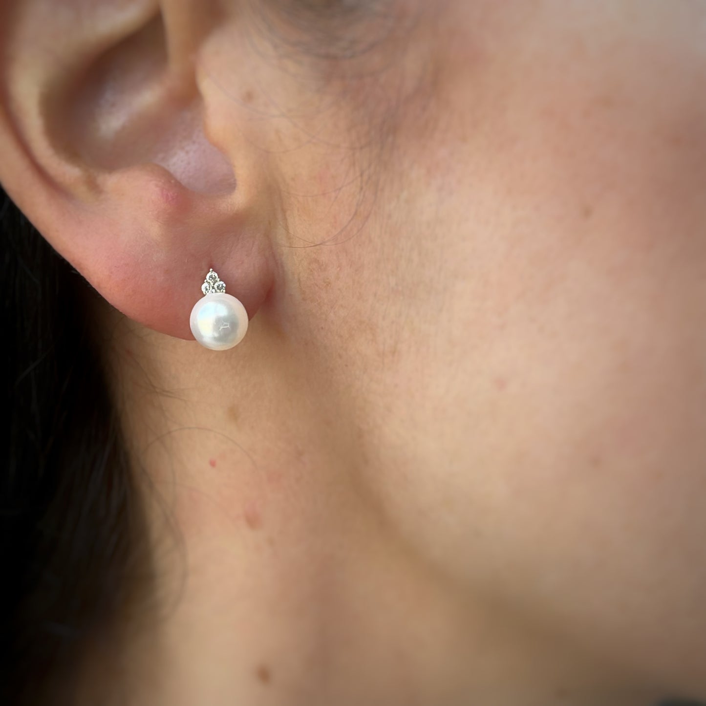 Aretes en oro 10k amarillo con perla y 3 diamantes 0.06ctw