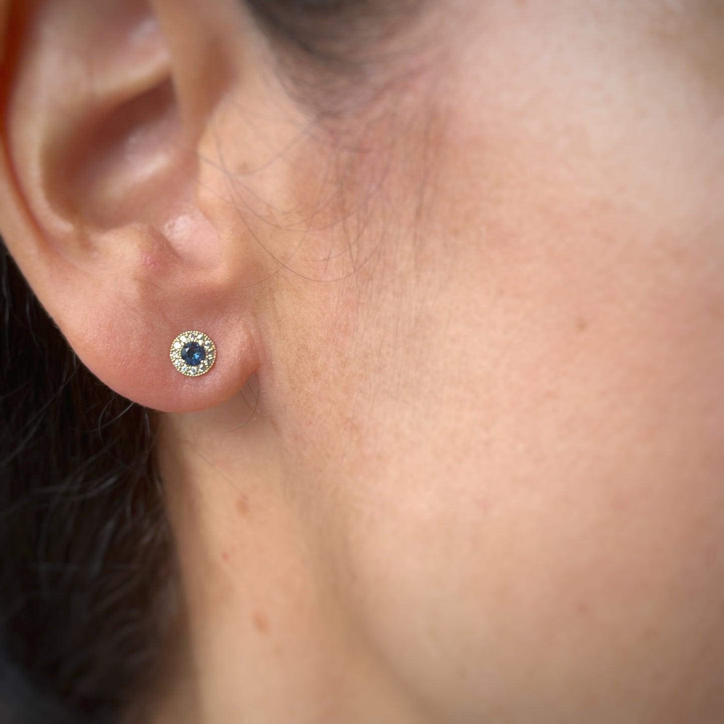 Aretes de circonita azul con halo de circonitas en oro de 14k con tope ortopédico