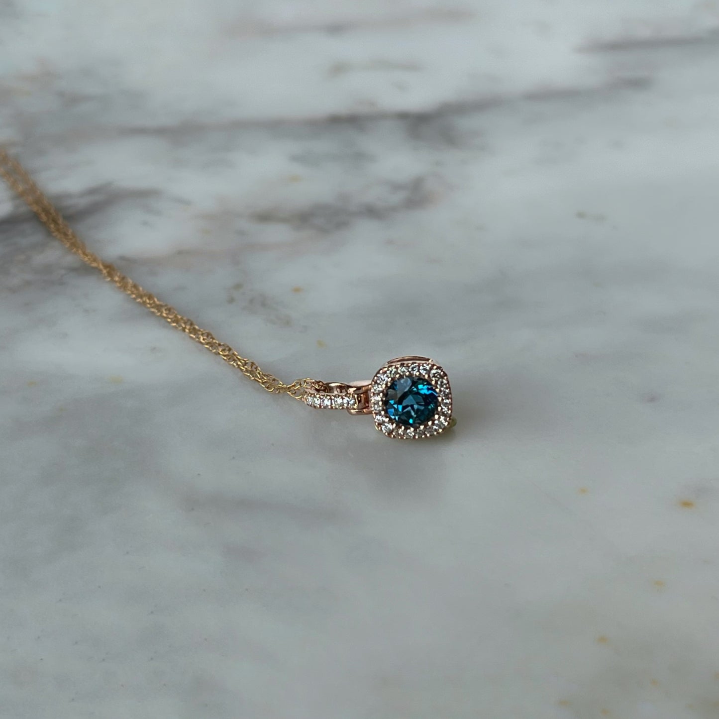 Collar en oro rosa 10 k con dije de Topacio azul y Halo de diamantes 0.08ctw