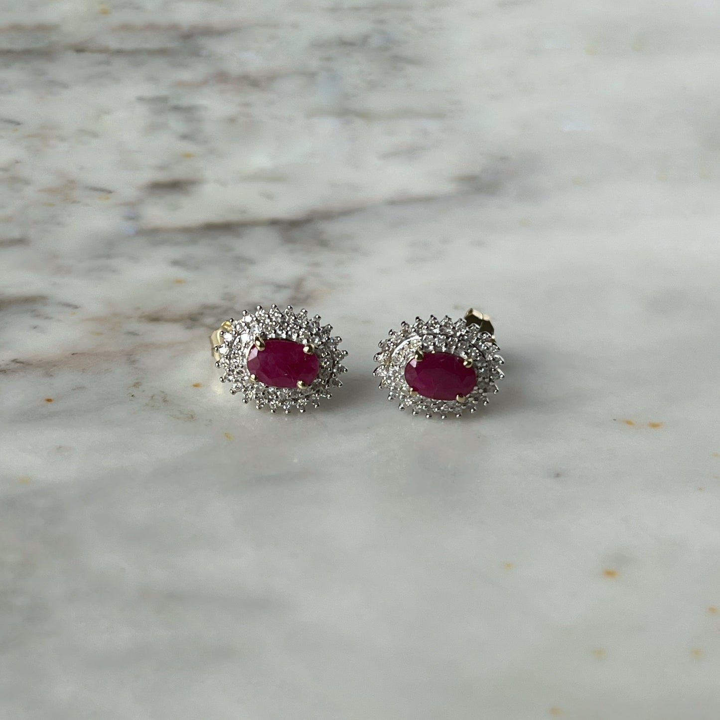 Aretes en oro amarillo 10k con rubí y doble halo de diamantes 0.25ctw