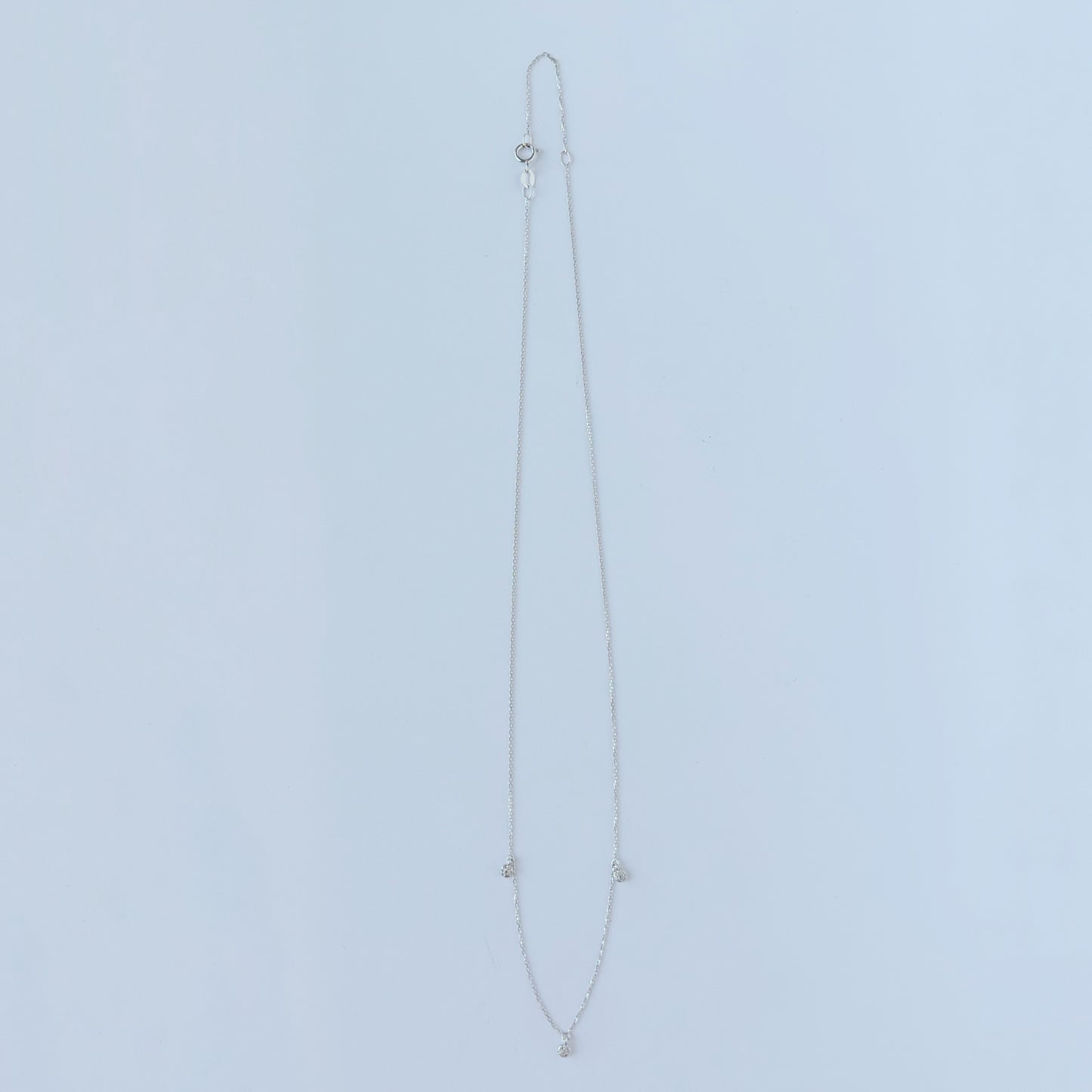 Collar en oro blanco 14k con 3 colgantes de diamantes 0.07ctw