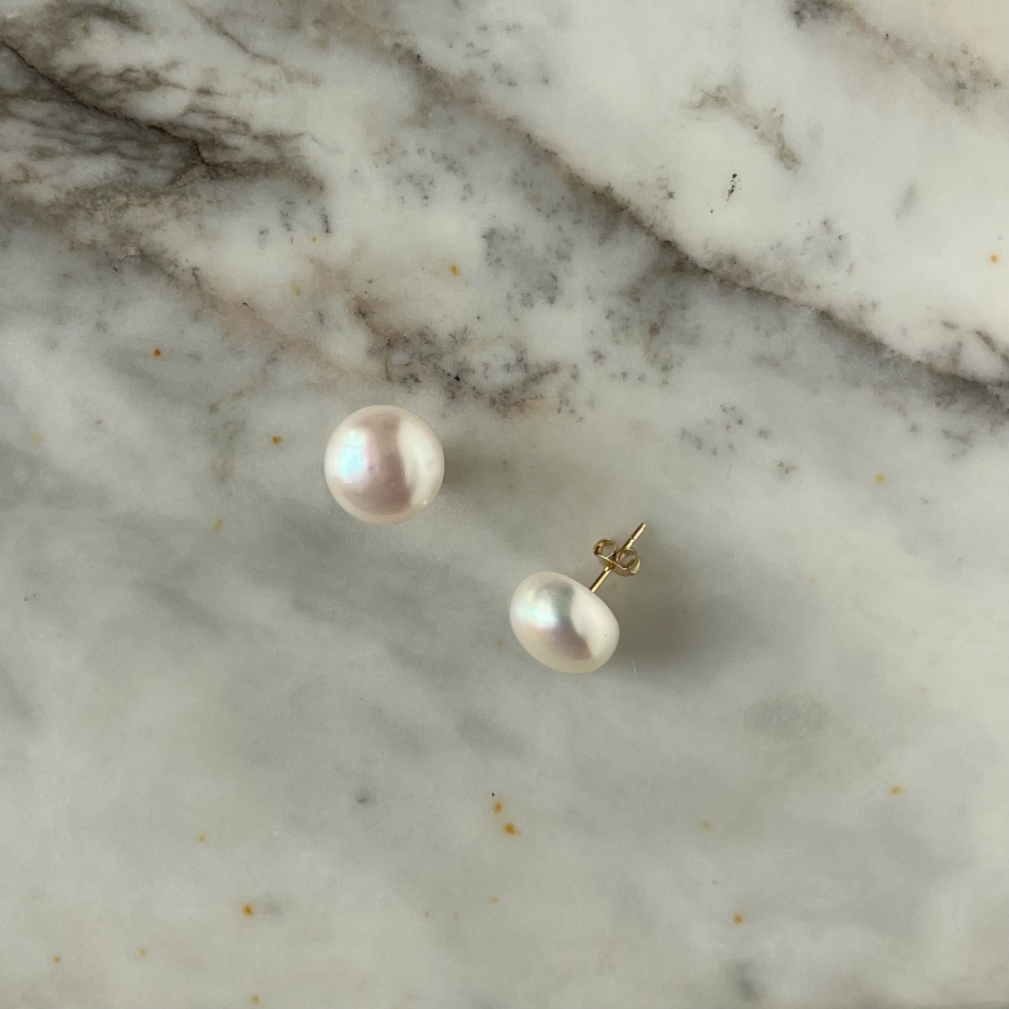 Aretes botones de perlas y oro amarillo 14k