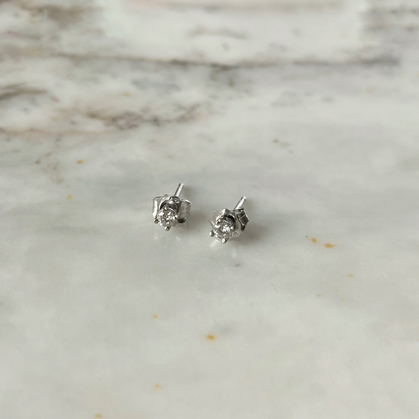 Studs mini en oro blanco 14k y diamantes 0.10ctw