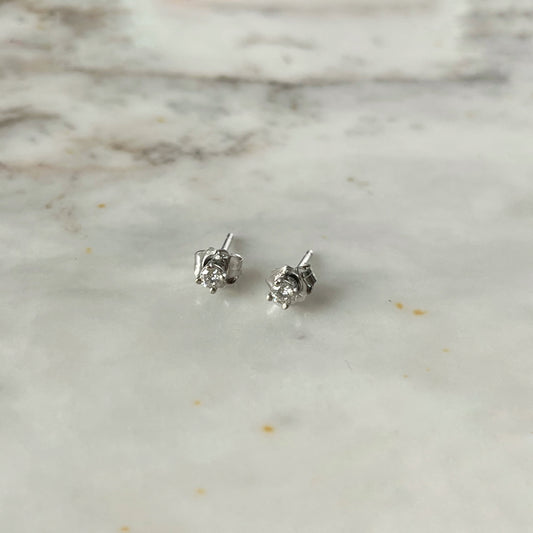 Studs mini single en oro blanco 14k y diamantes 0.10ctw