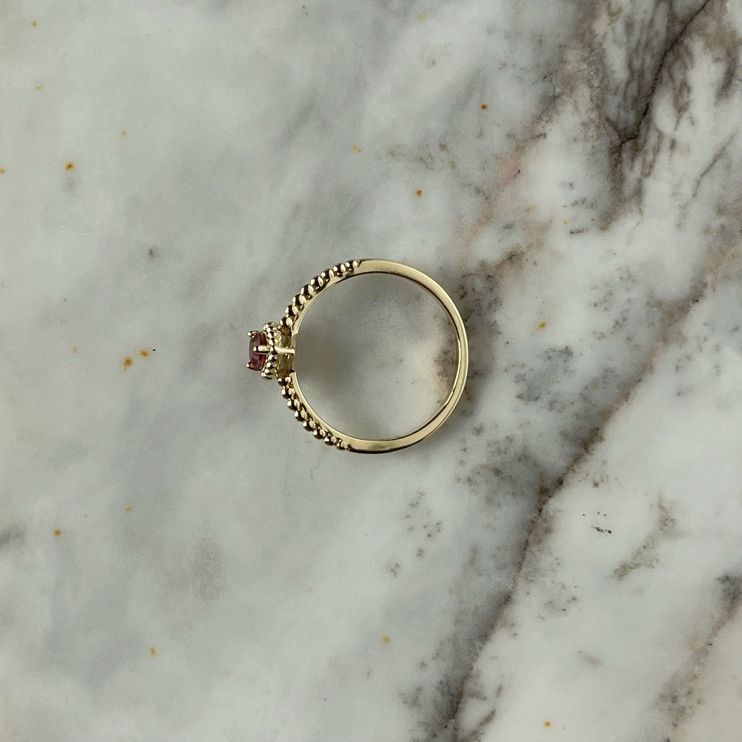 Anillo en oro amarillo 10k de bolitas con turmalina