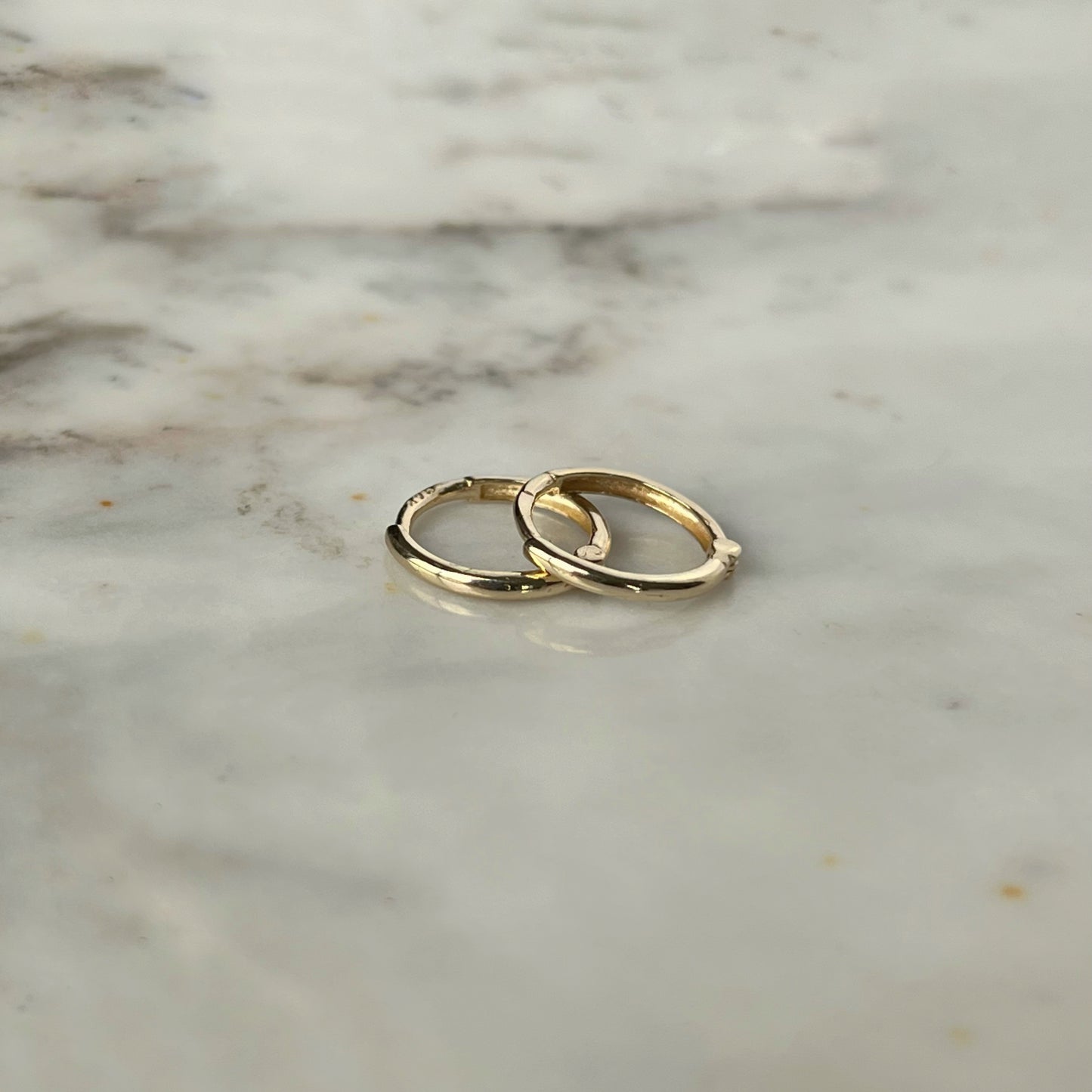 Argollas mini de oro amarillo 14k