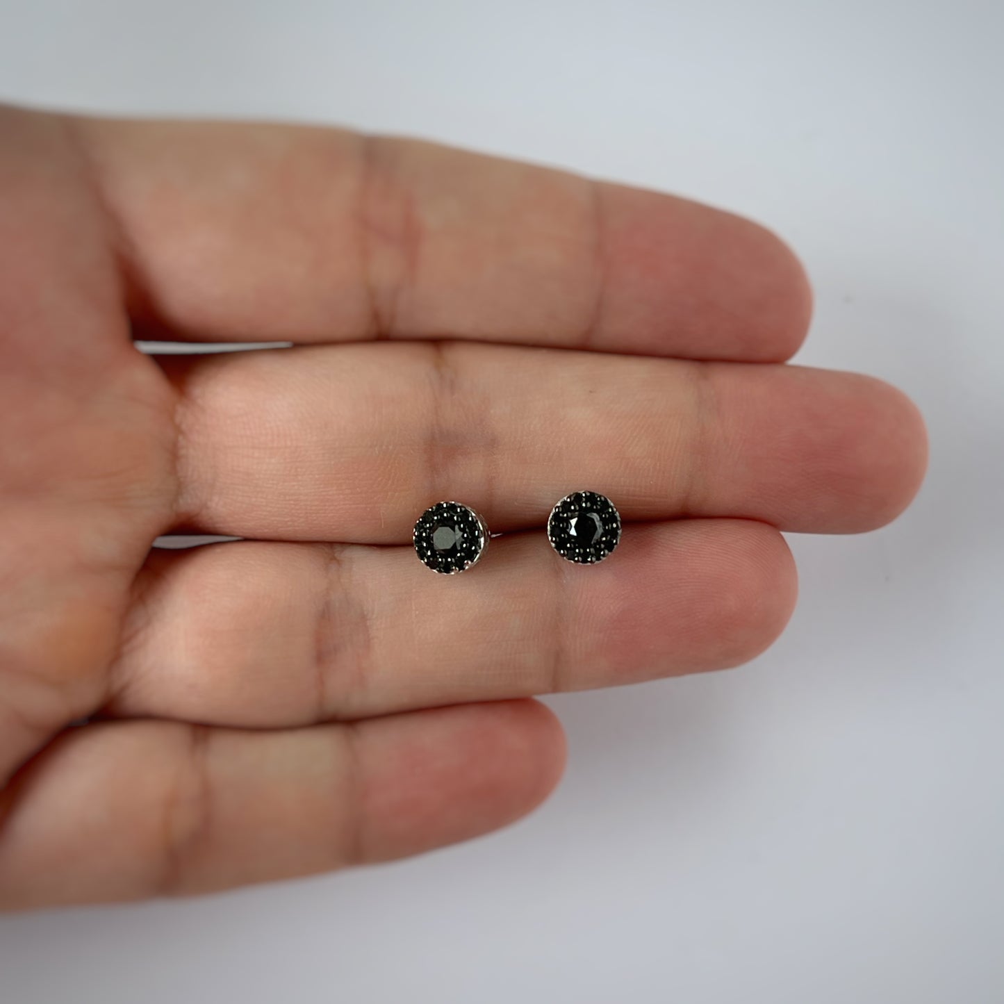 Aretes de plata con diamantes negros y halo 0.50ct