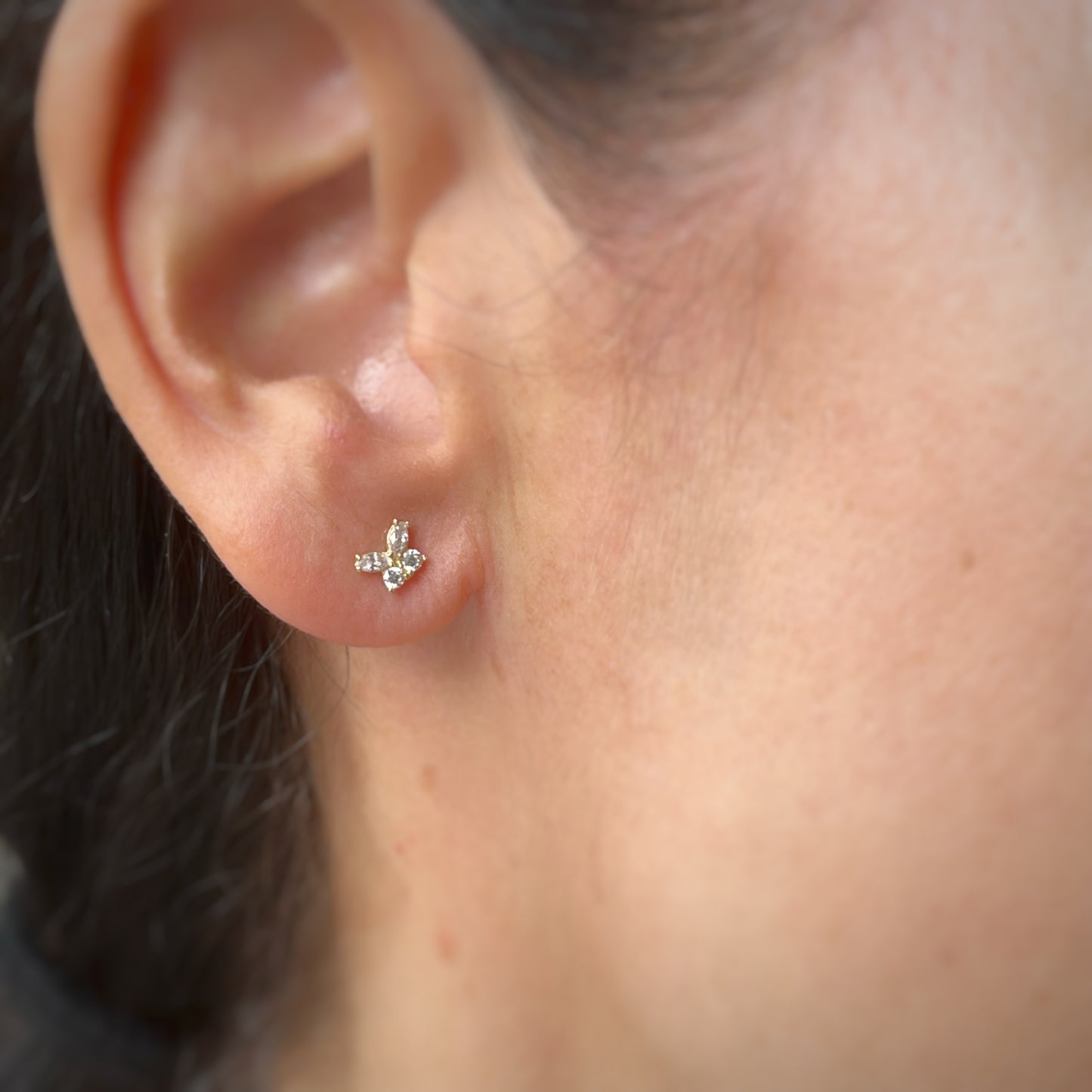 Aretes mariposa circonita blancos en oro amarillo de 14k con tope ortopédico