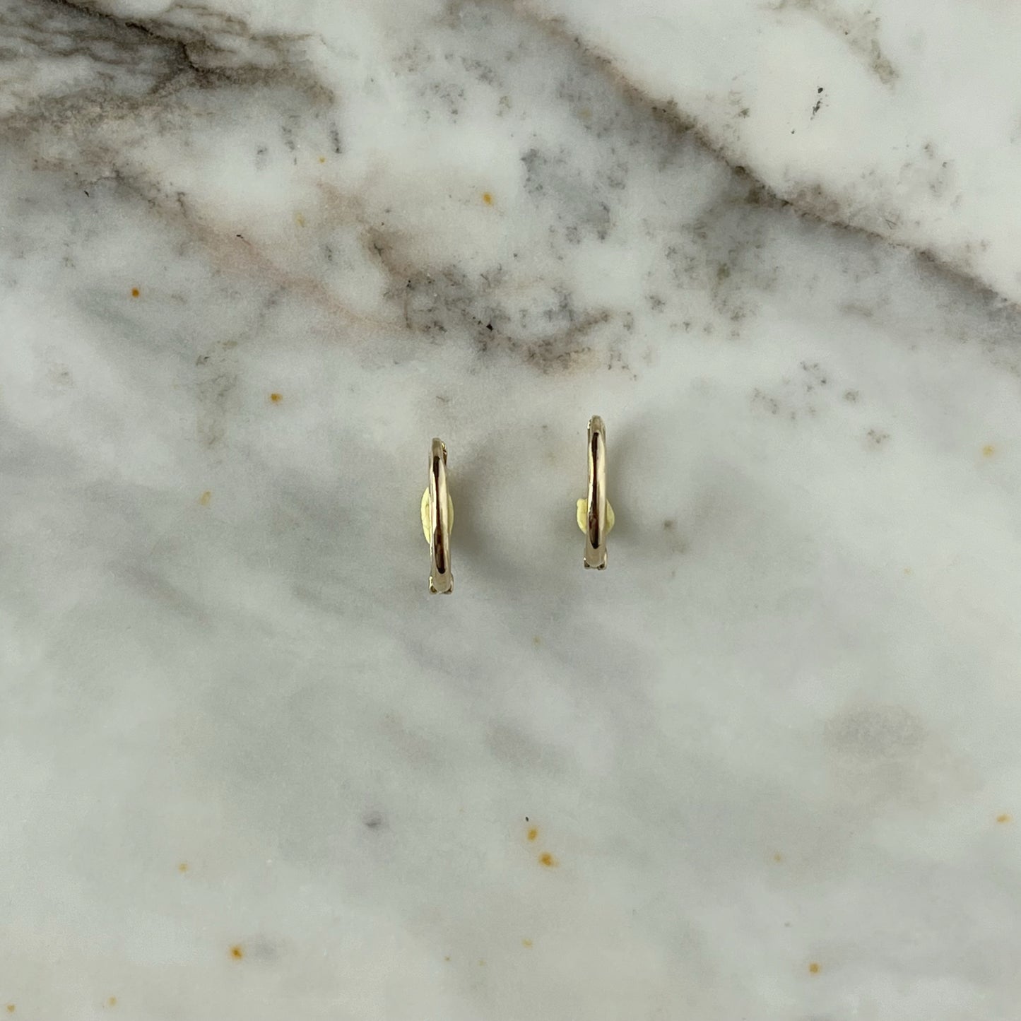 Argollas mini de oro amarillo 14k