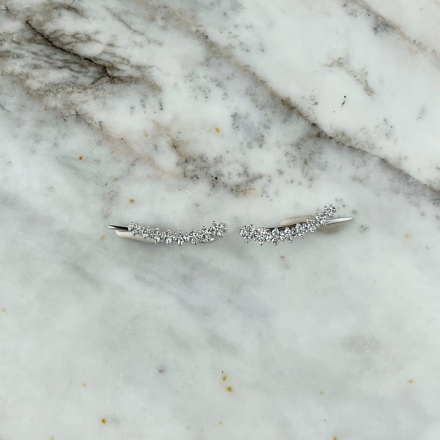 Aretes Crawler en oro blanco 10k y diamantes 0.25ctw