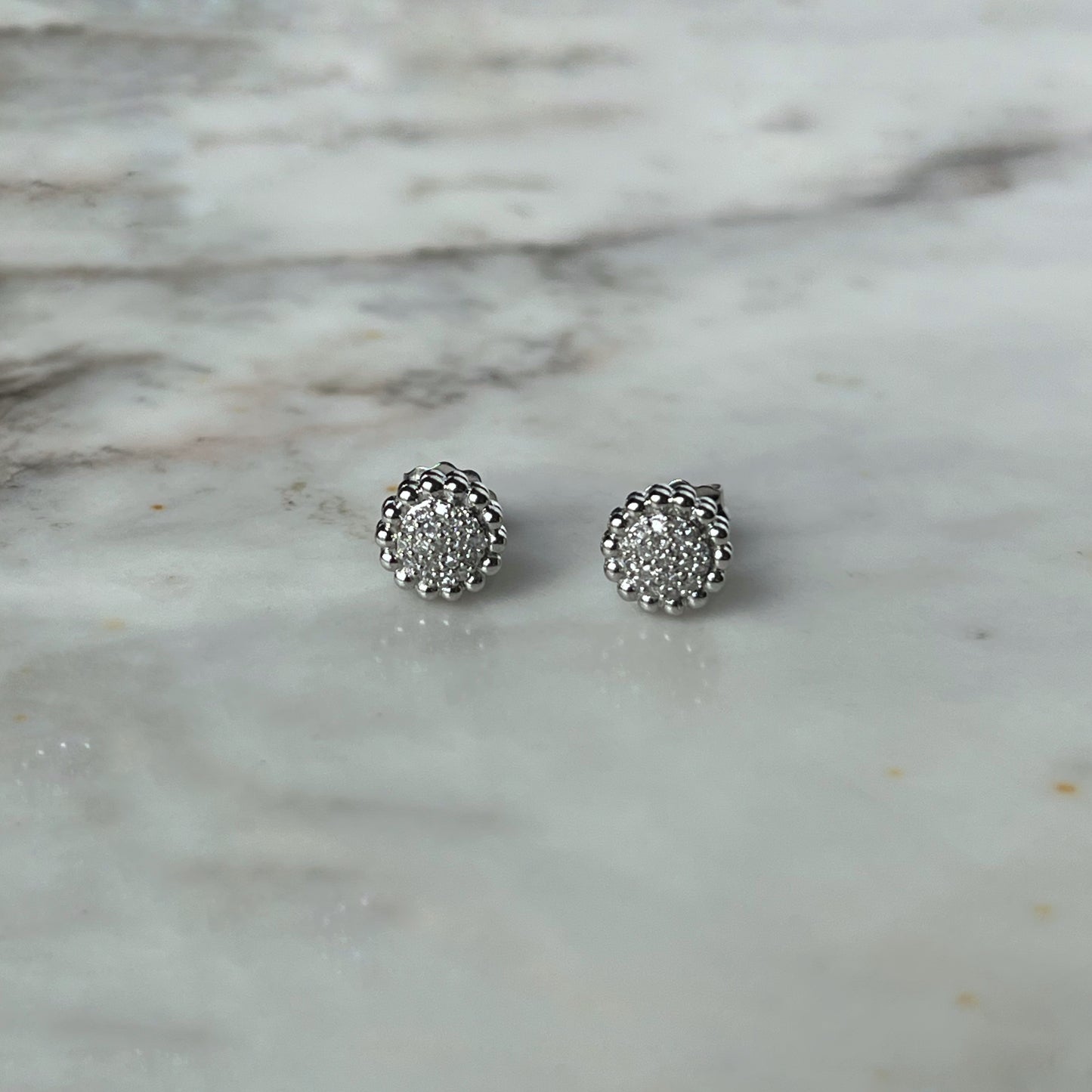 Aretes en oro blanco de 14k en forma de círculo con borde de bolitas y diamantes 0.07ctw
