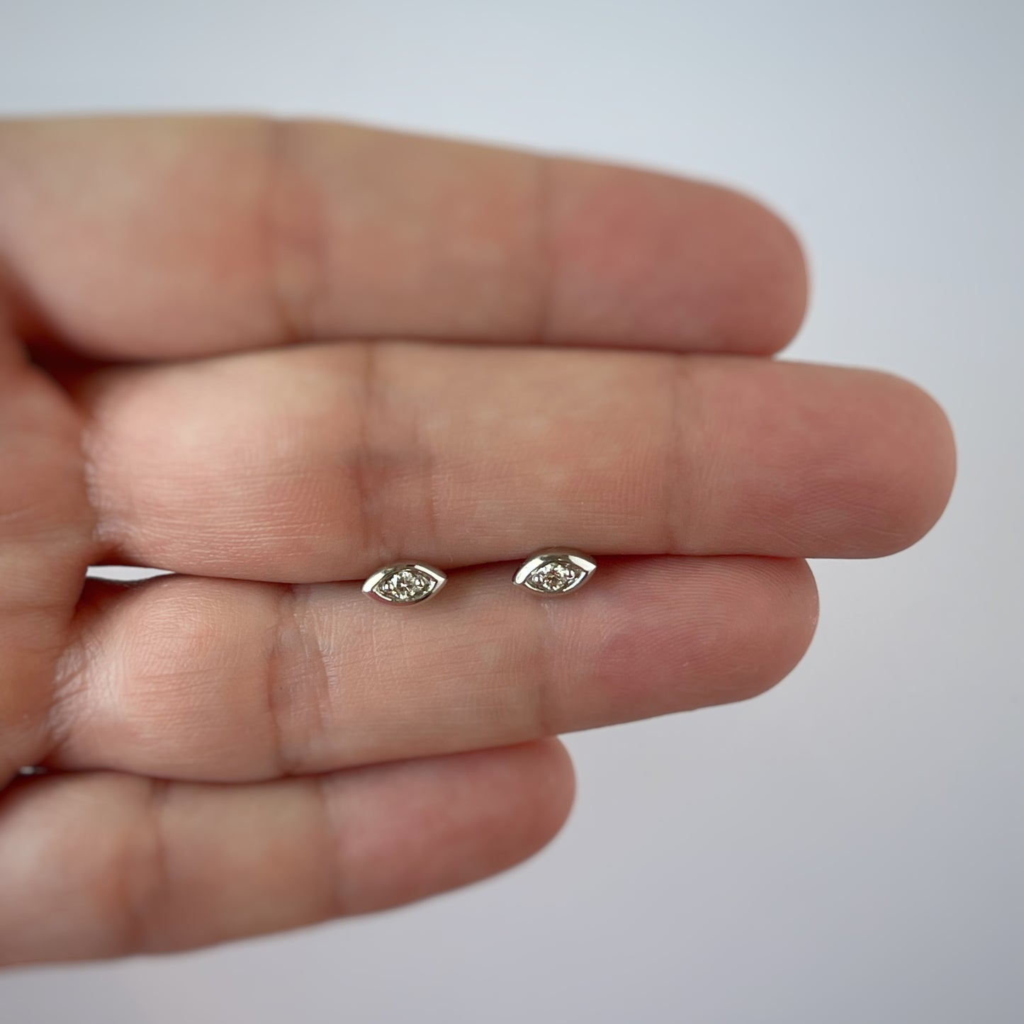 Aretes en oro blanco 10k en forma de marquesa con diamante 0.08ctw