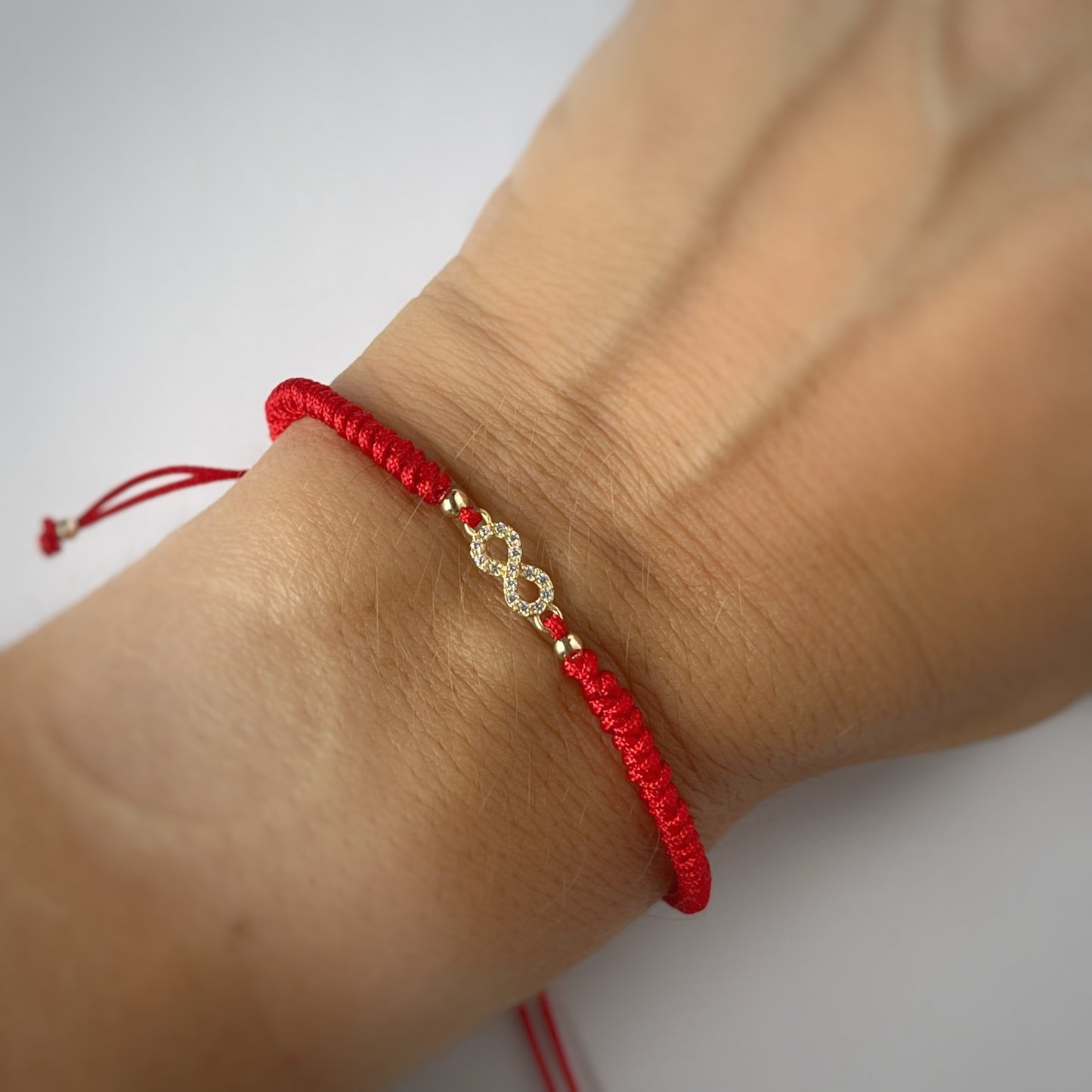 Pulsera cordón rojo infinito en oro de 14K con circonitas