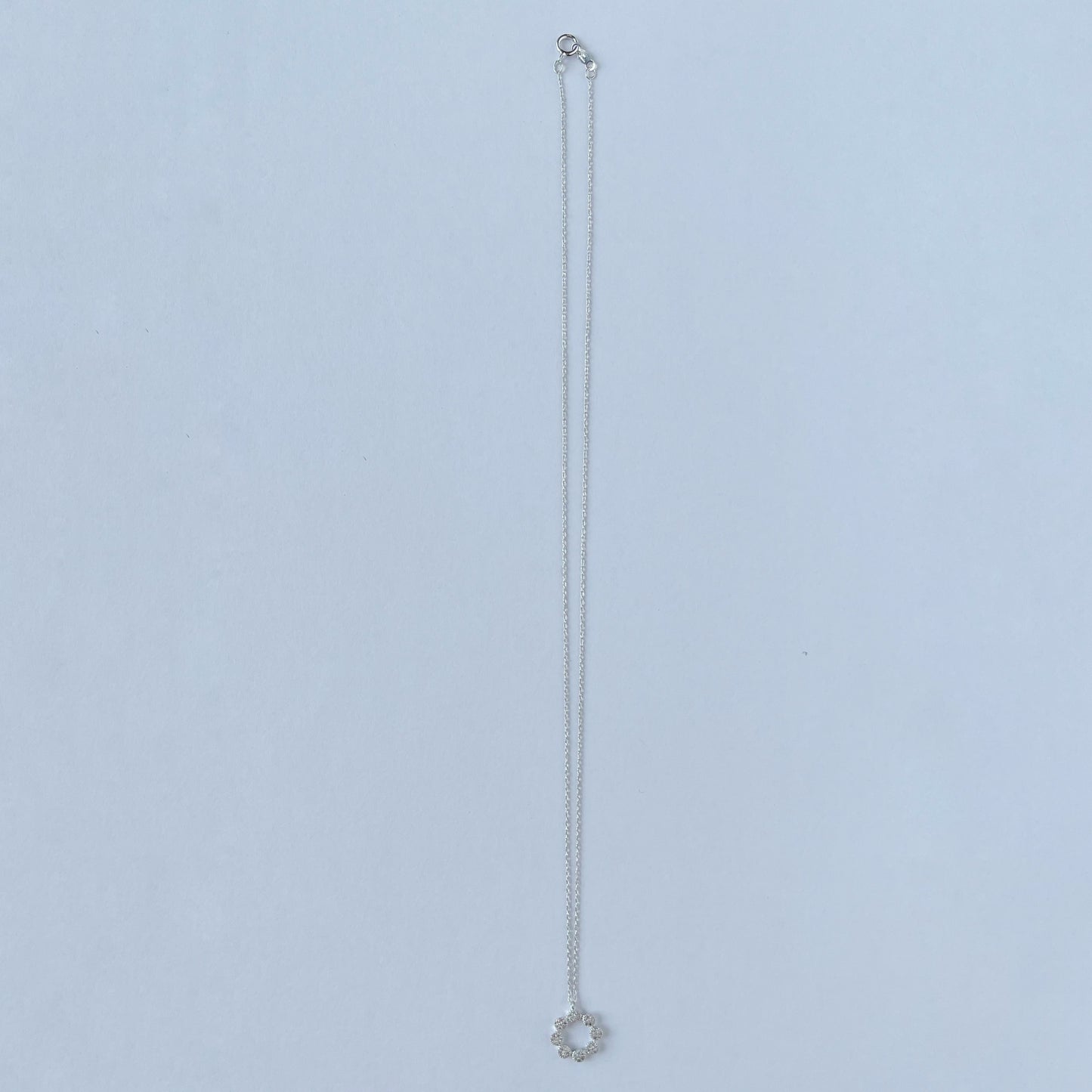 Collar en oro blanco 10k con dije de círculo de diamantes 0.17ctw