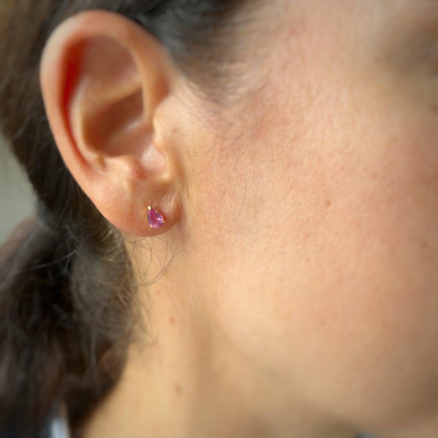 Aretes en oro amarillo 18k con rubí forma de gota 1ctw