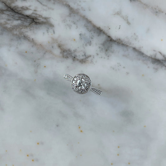 Anillo de compromiso en oro blanco 14k con diamante redondo central de 0.33ct total en Diamantes 0.75ctw (SI2)