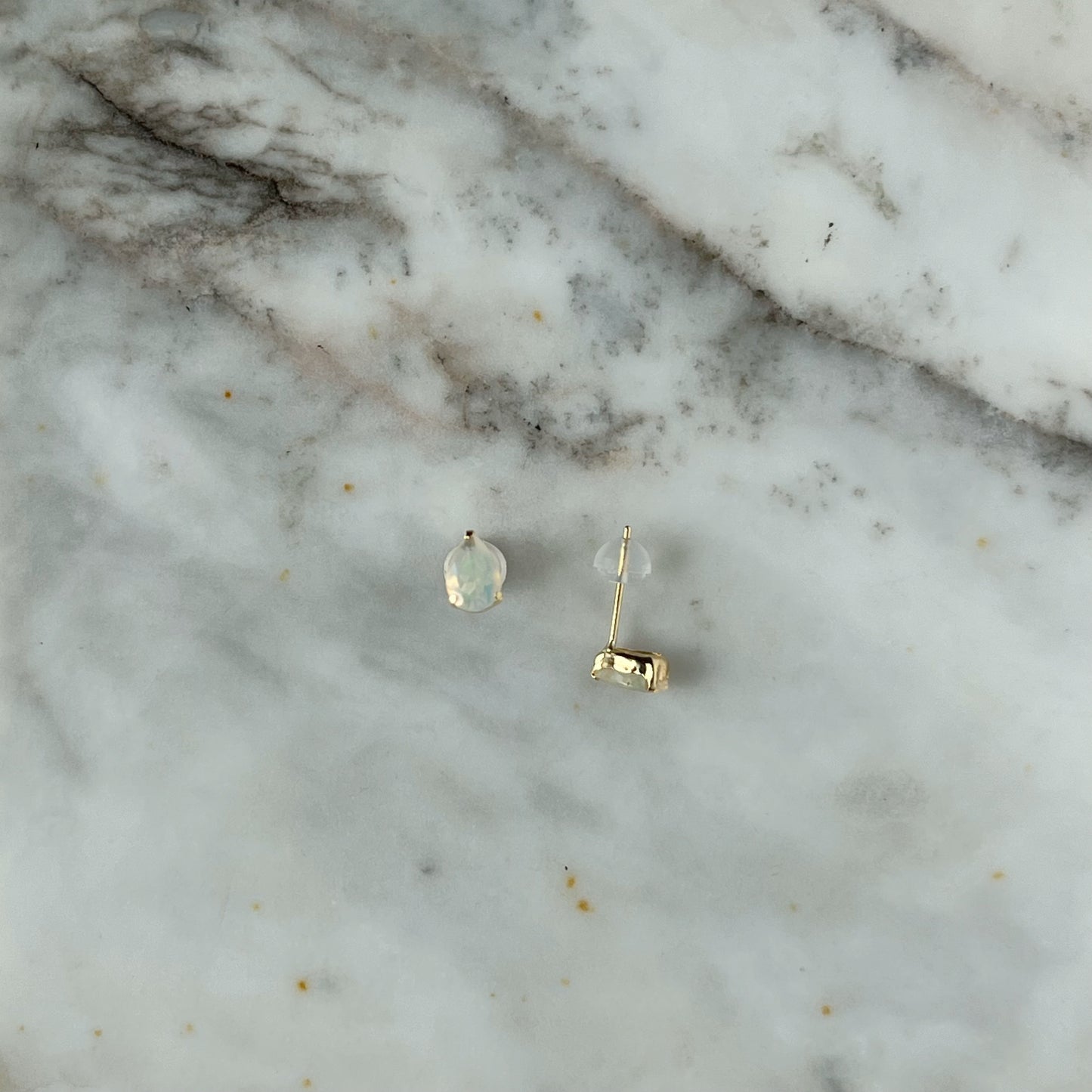 Aretes en oro 18k amarillo con Opalo