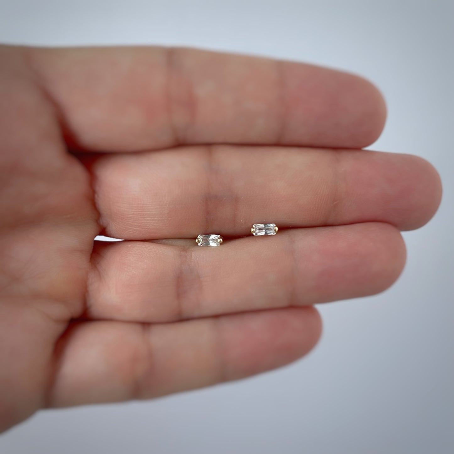Aretes circonita blanca en forma de baguette en oro de 14k con tope ortopédico