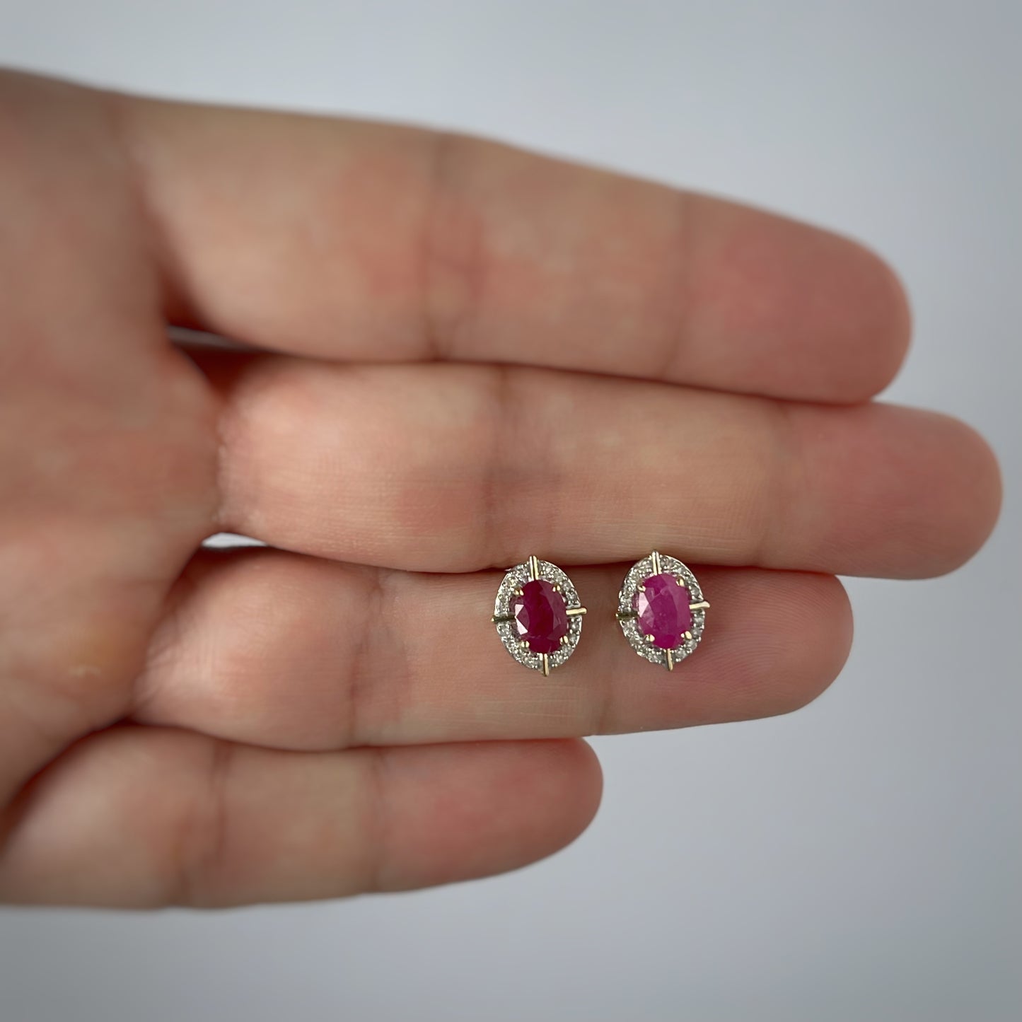 Aretes en oro amarillo 10k con rubí y halo de diamantes 0.10ctw y líneas de oro