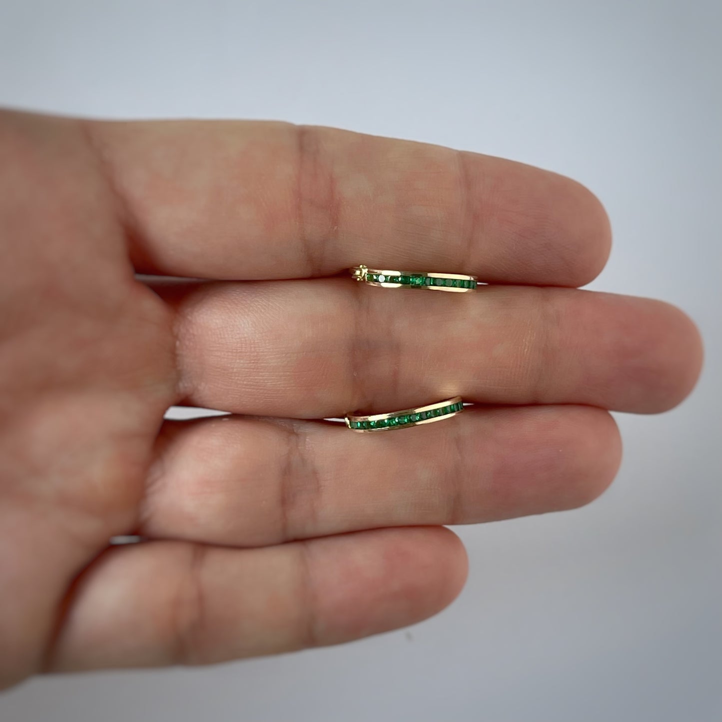 Argollas con Zirconitas verdes en oro 14 K