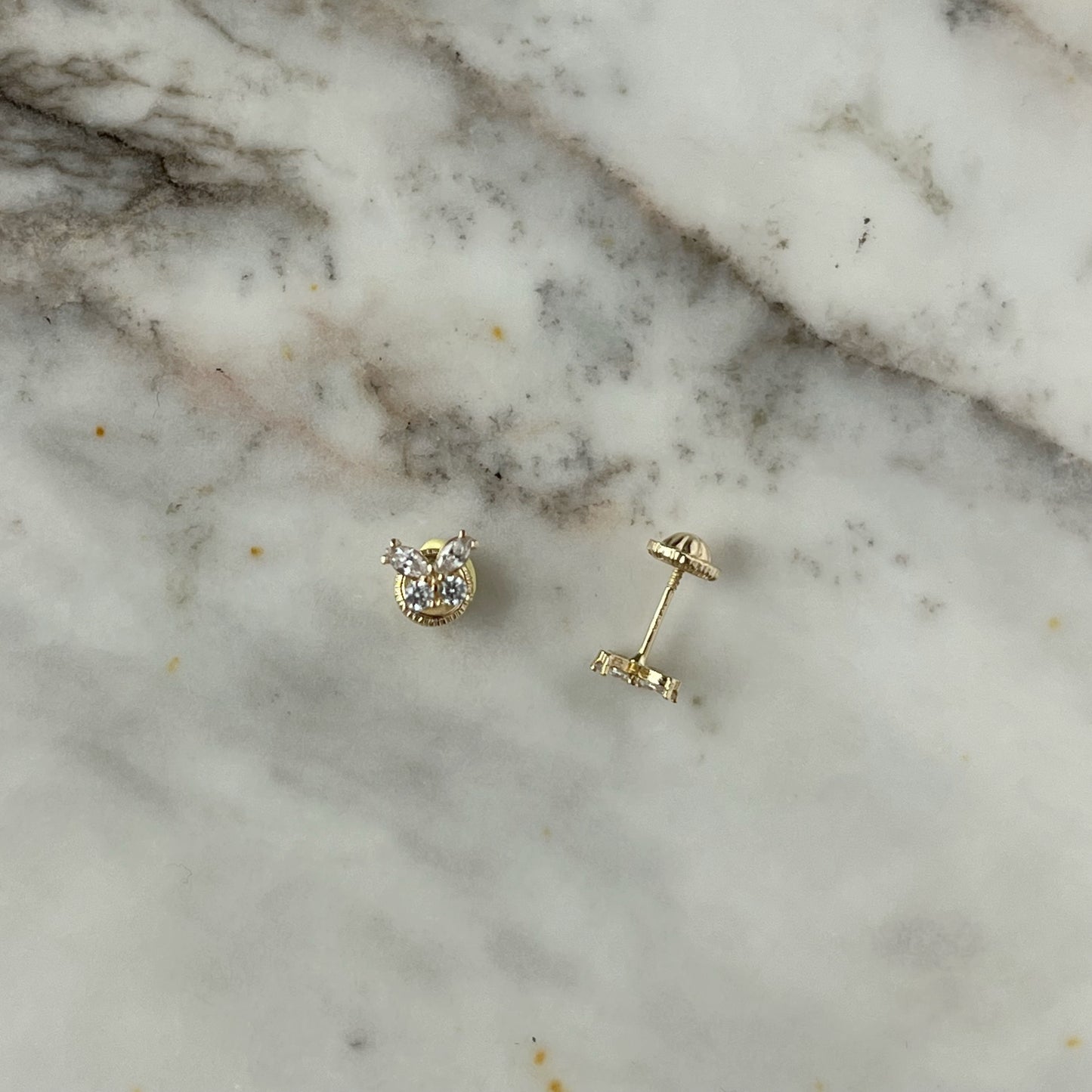 Aretes mariposa circonita blancos en oro amarillo de 14k con tope ortopédico