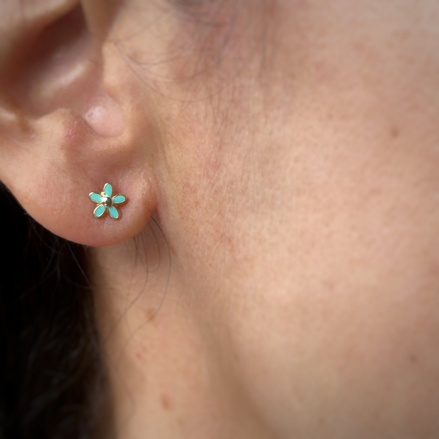 Aretes de flor con esmalte turquesa en oro amarillo de 14k con tope ortopédico