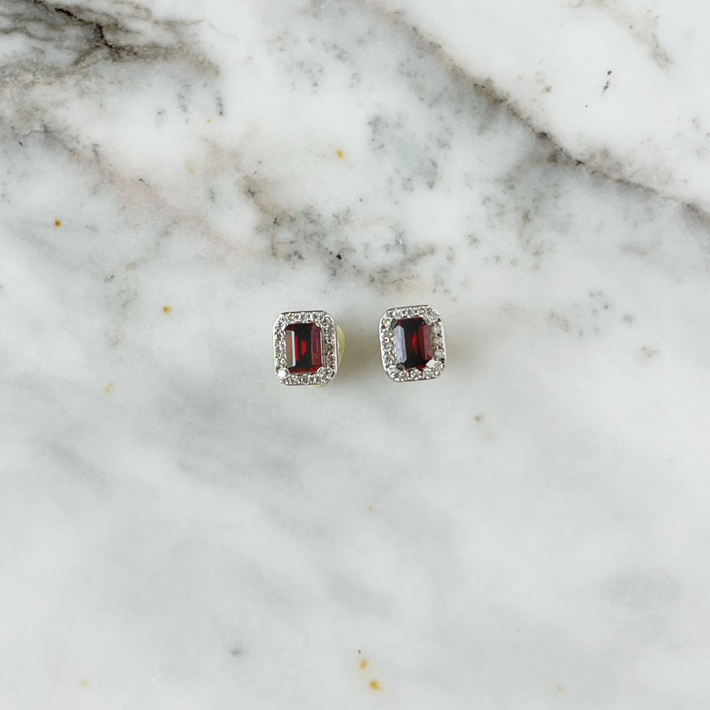 Aretes en oro blanco 10k con granate rectangular y halo de diamantes 0.10ctw