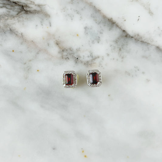 Aretes en oro blanco 10k con granate rectangular y halo de diamantes 0.10ctw