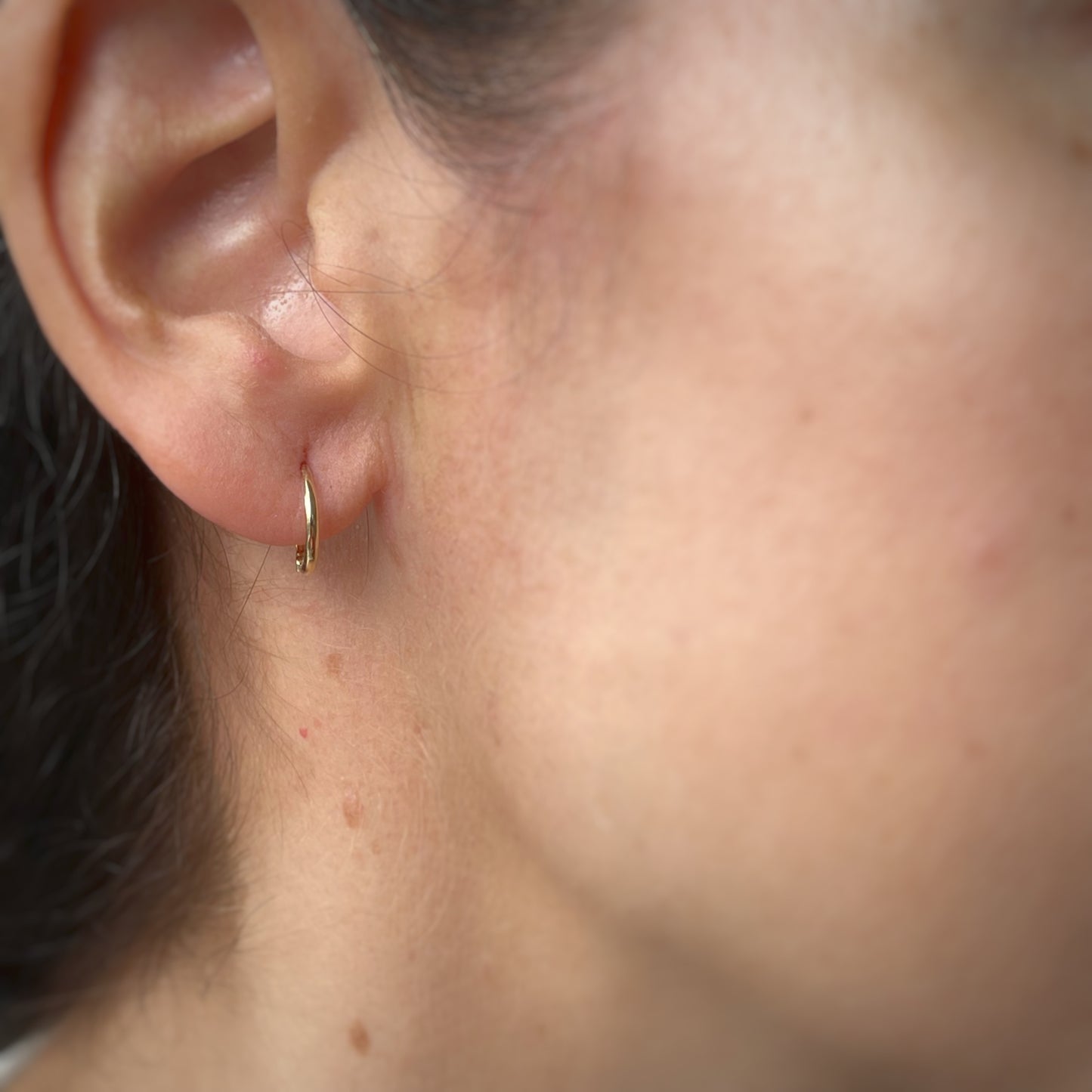 Argollas mini de oro amarillo 14k