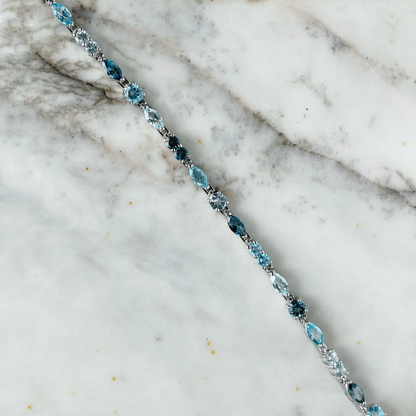 Pulsera de plata con topacio en varias formas y tonos