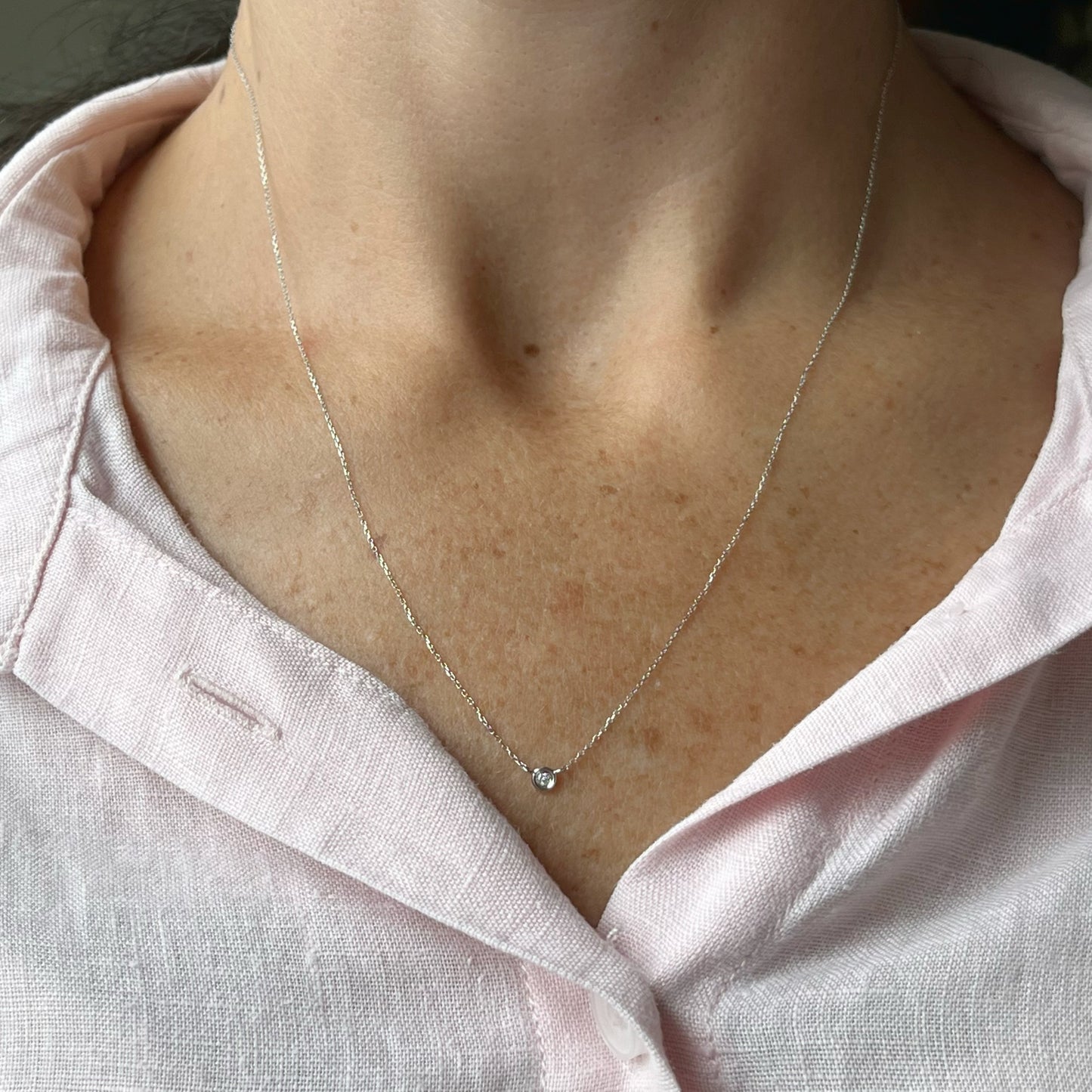 Collar en oro blanco 14k con diamante biselado 0.02ct