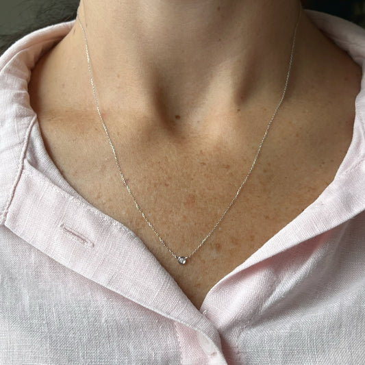 Collar en oro blanco 14k con diamante biselado 0.02ct