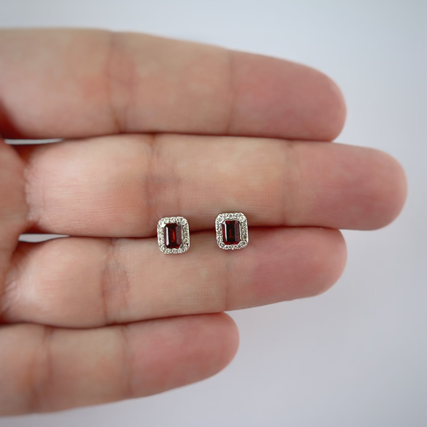 Aretes en oro blanco 10k con granate rectangular y halo de diamantes 0.10ctw