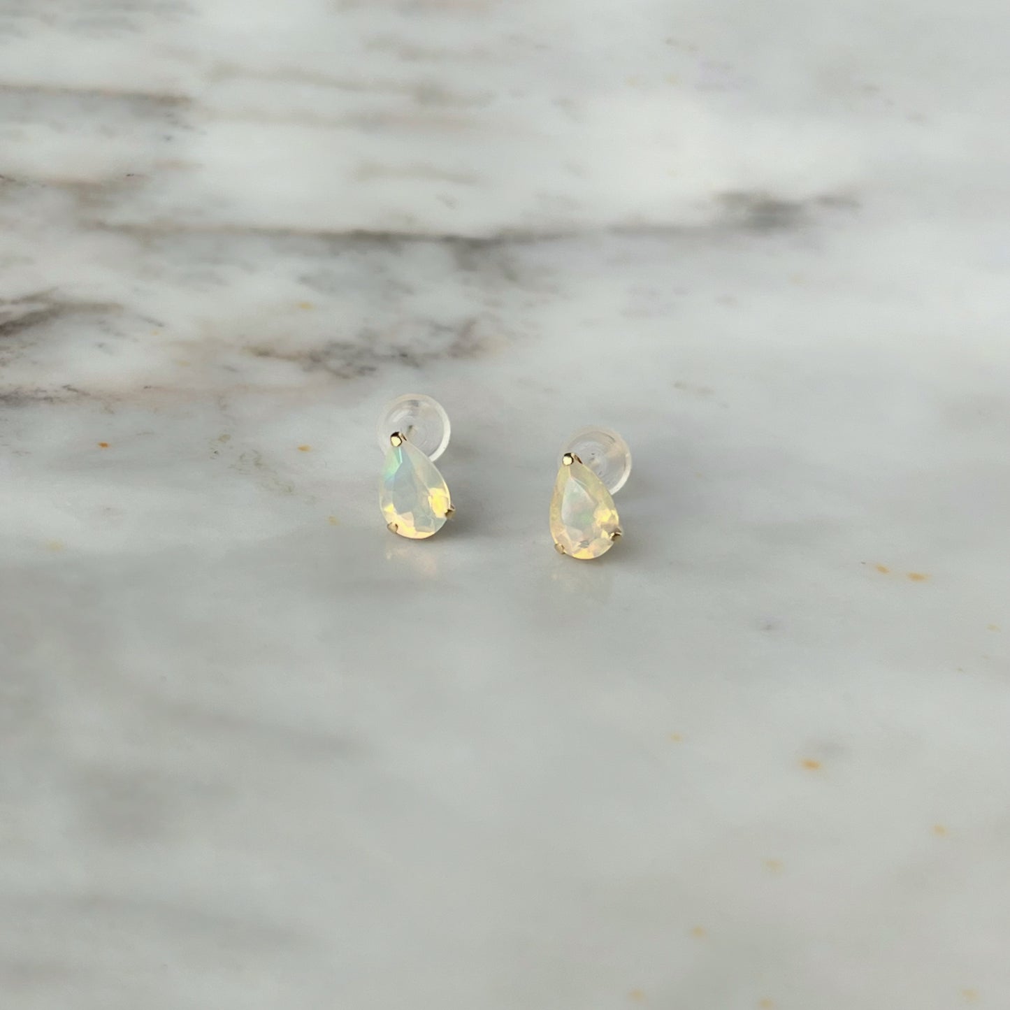 Aretes en oro 18k amarillo con Opalo