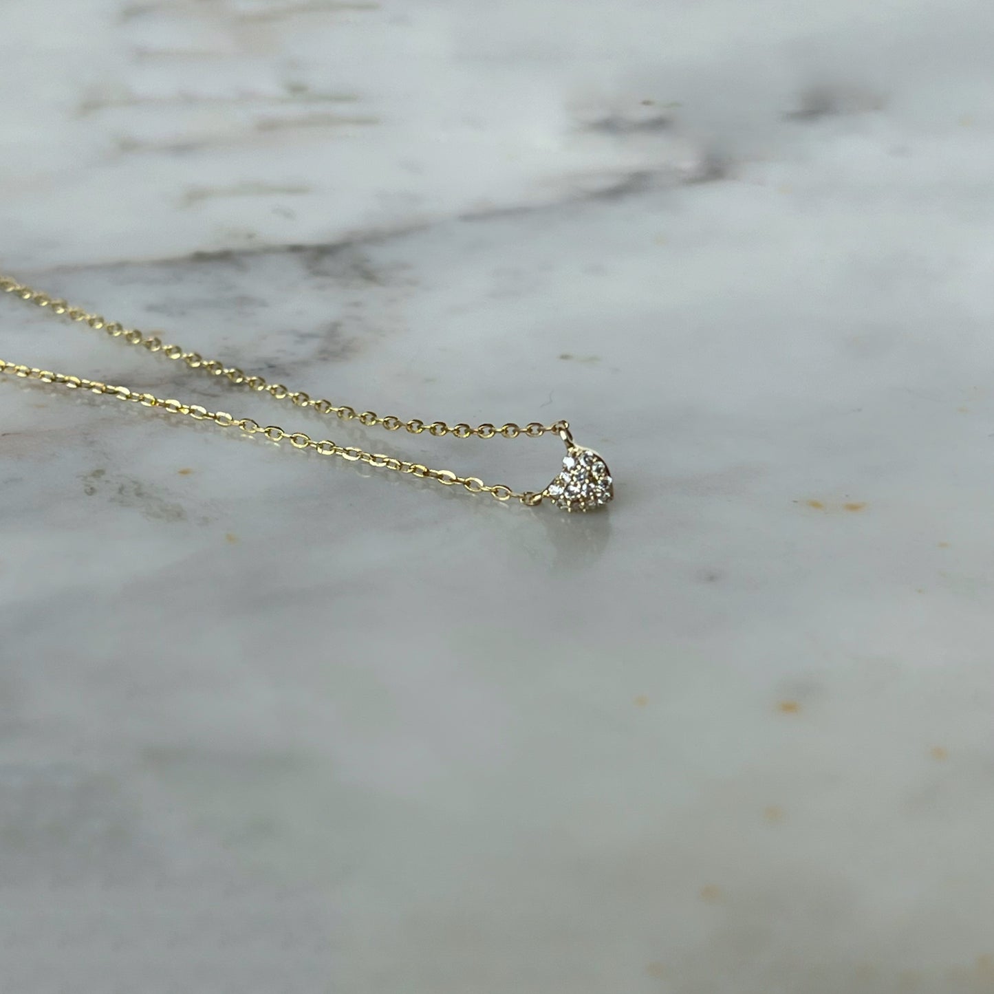 Collar en oro amarillo de 10k con corazón de diamantes 0.05ctw