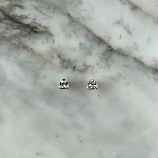 Aretes en oro blanco 10k con 3 diamantes biselados 0.15ctw
