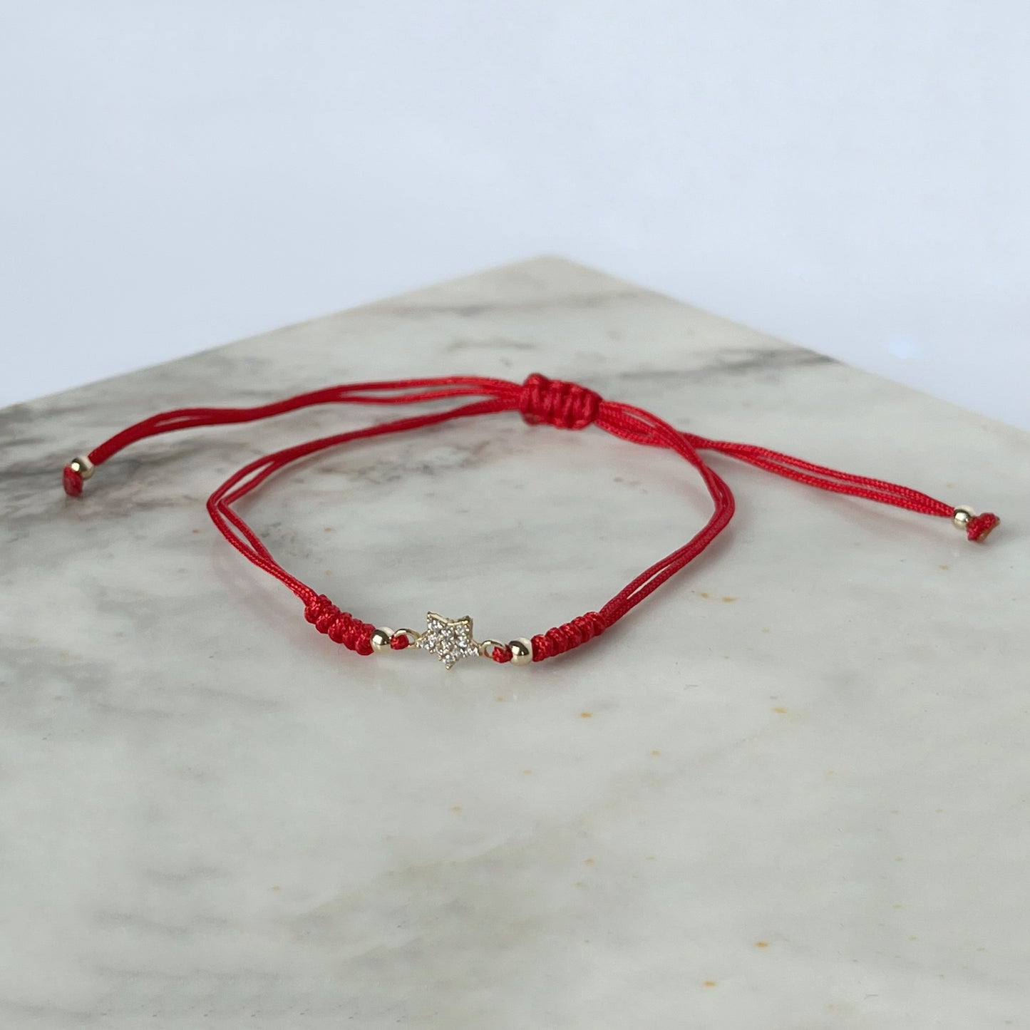 Pulsera cordón rojo estrella completa en oro de 14K