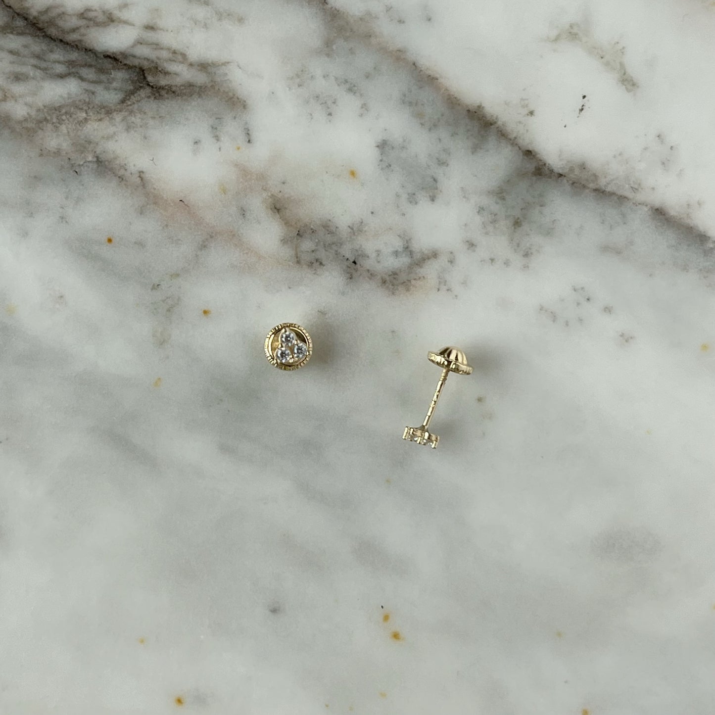 Aretes tres circonitas blancas mini en oro de 14k con tope ortopédico