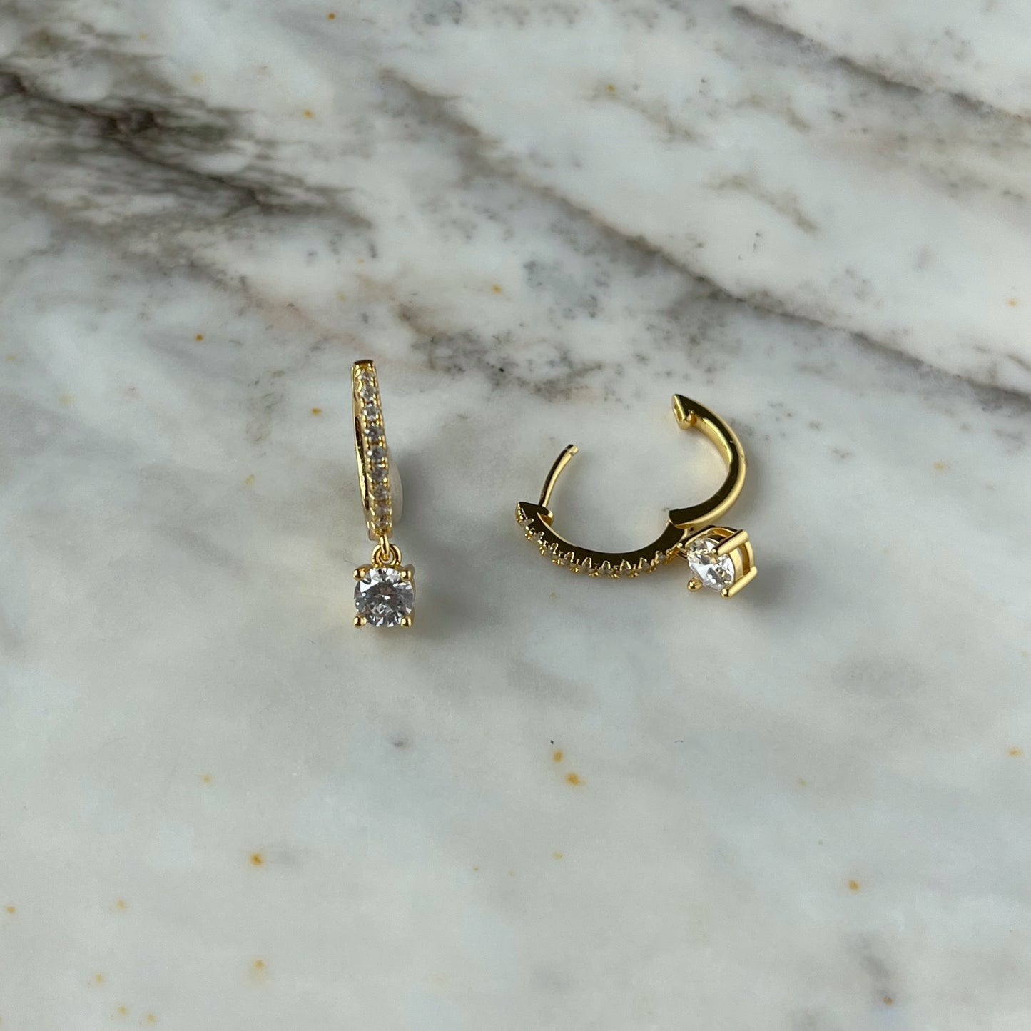 Argollas en plata con baño de oro amarillo y circonitas con circonita colgante