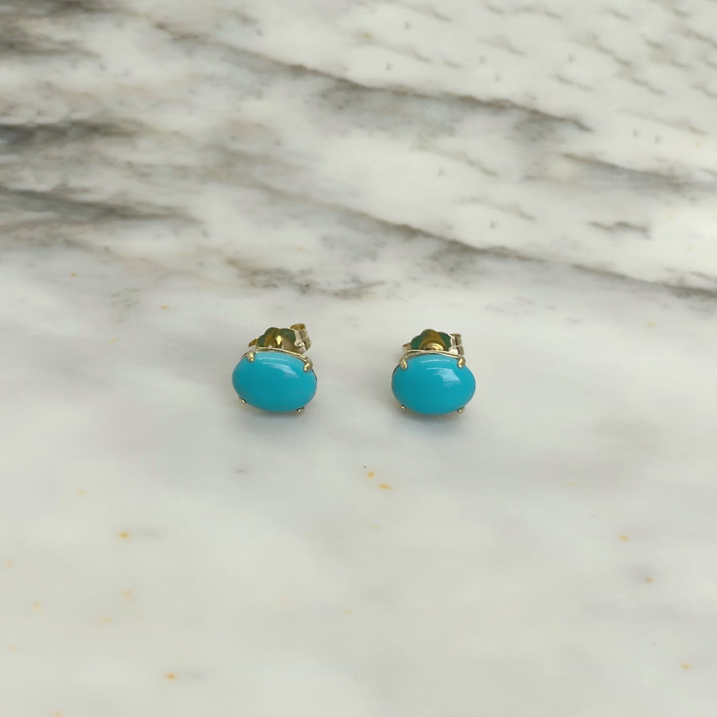 Aretes en oro amarillo 14k con turquesas ovaladas