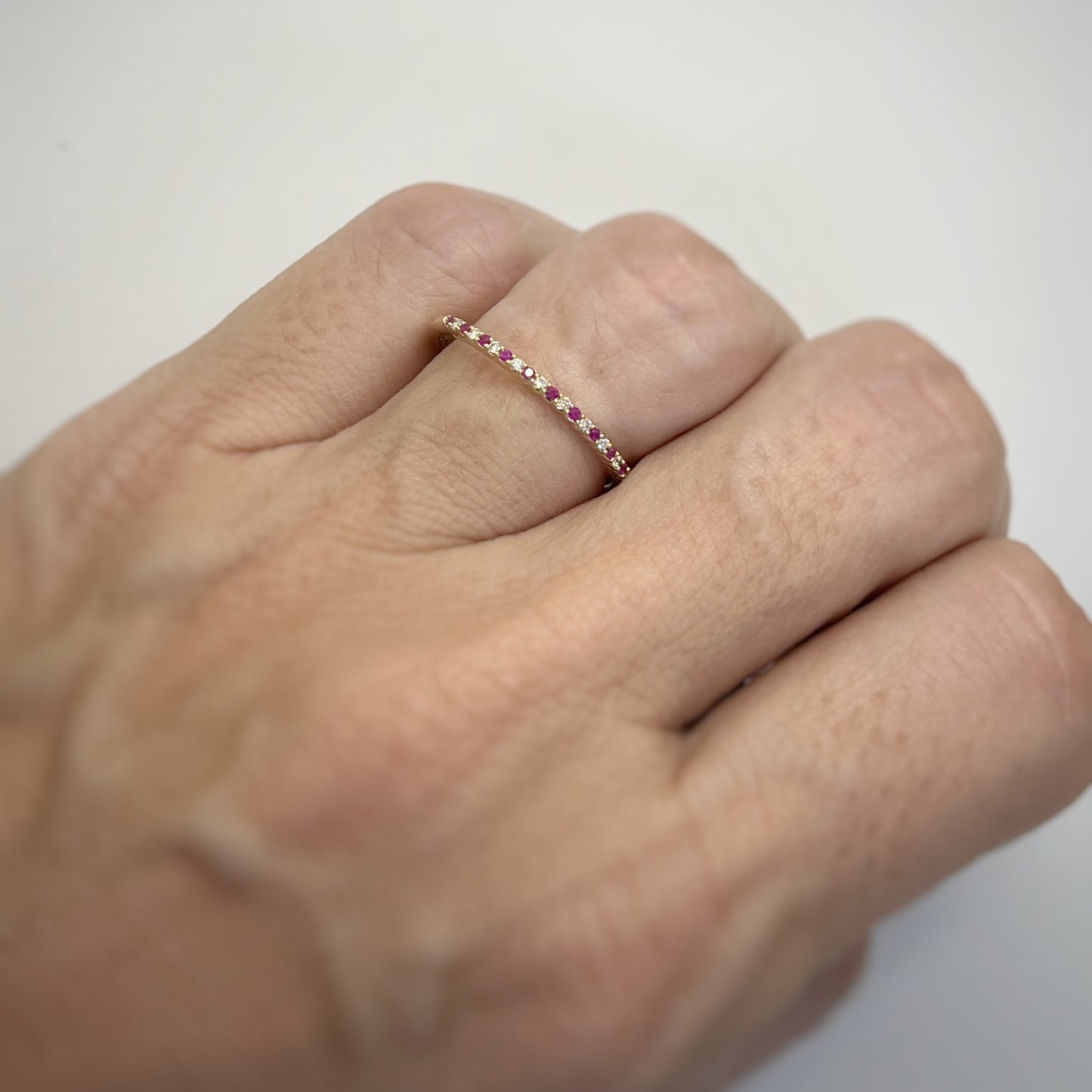 Anillo finito en oro amarillo de 14k con rubíes y diamantes 0.06ctw