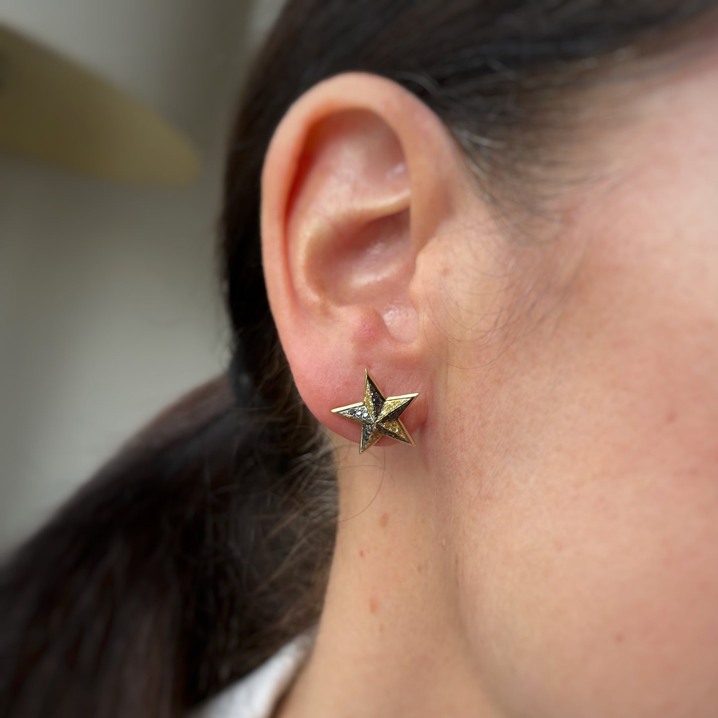 Aretes de estrella con diamantes amarillos y negros 0.40ctw en oro 10k amarillo con tope de tornillo
