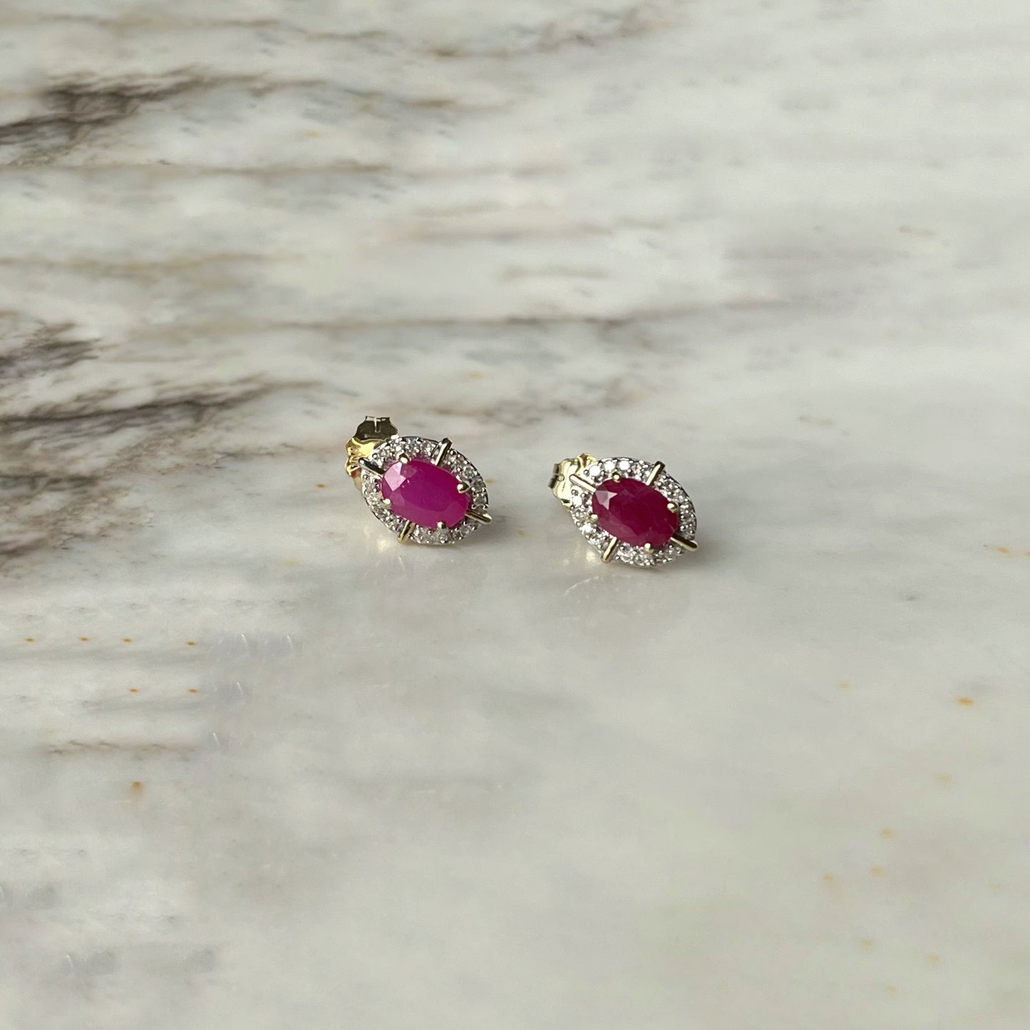 Aretes en oro amarillo 10k con rubí y halo de diamantes 0.10ctw y líneas de oro