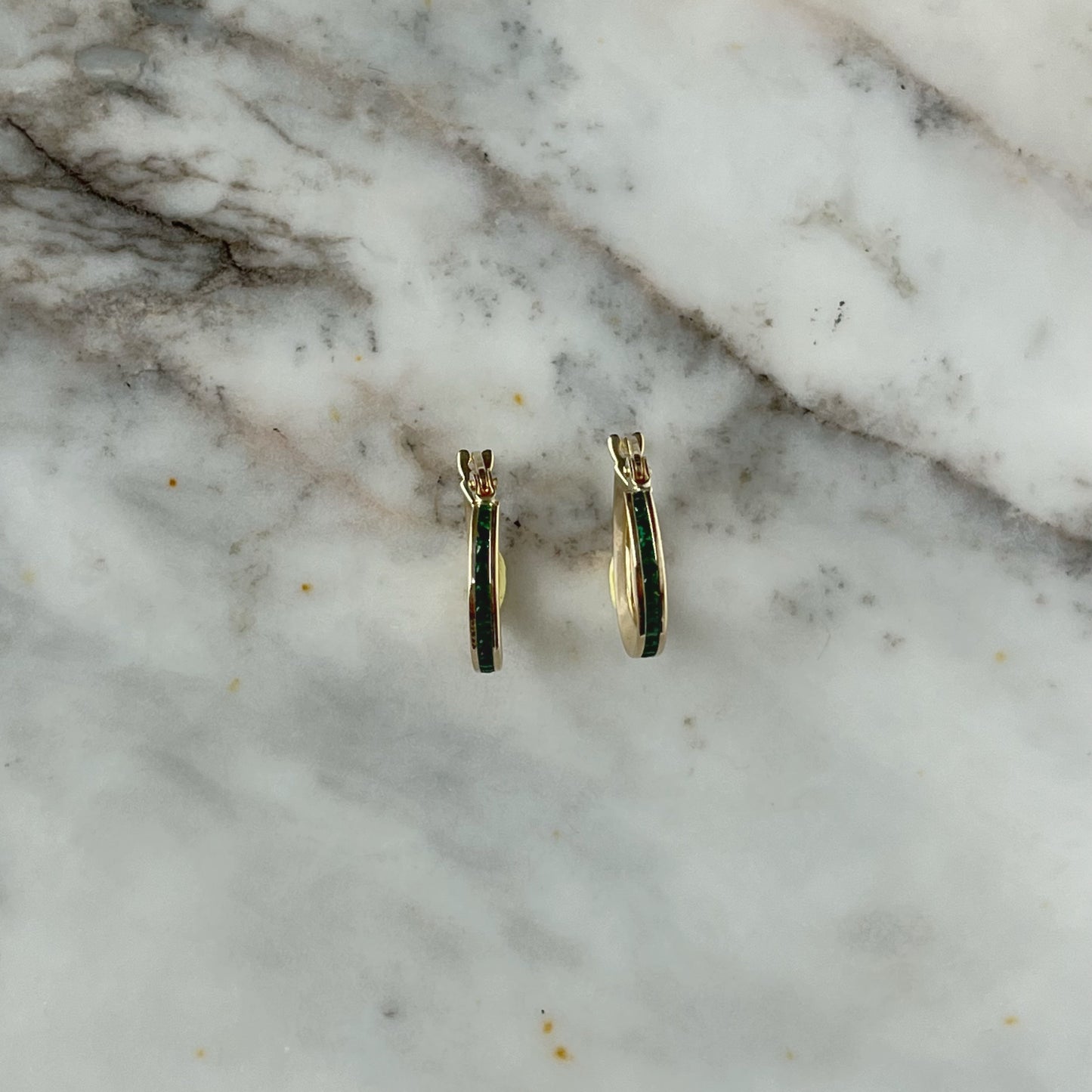 Argollas con Zirconitas verdes en oro 14 K
